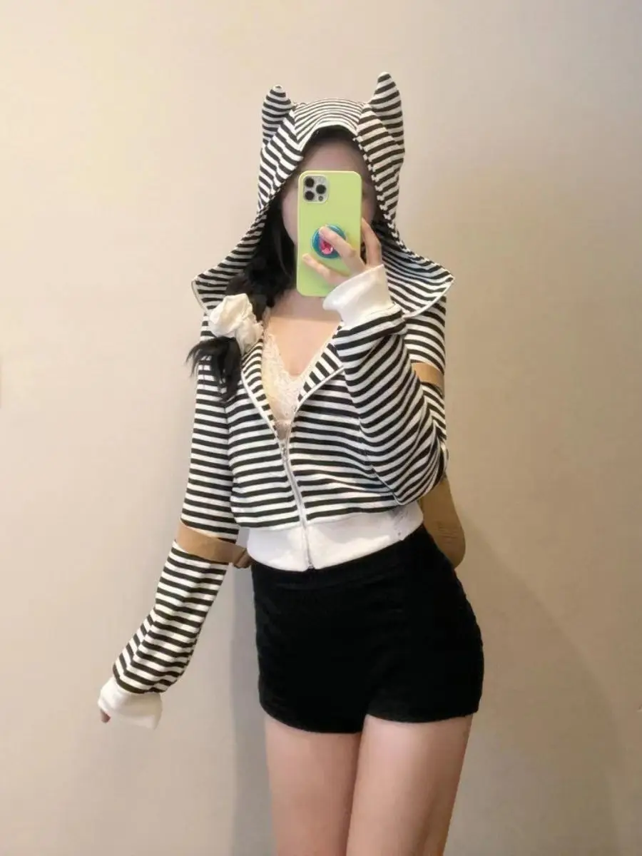 Damen-Kapuzenpullover mit Kapuze und Reißverschluss. Geeignete Schichtung. Tragen Sie Material. Dicker Reißverschluss. Sportliche Basics. Drucke bestickt