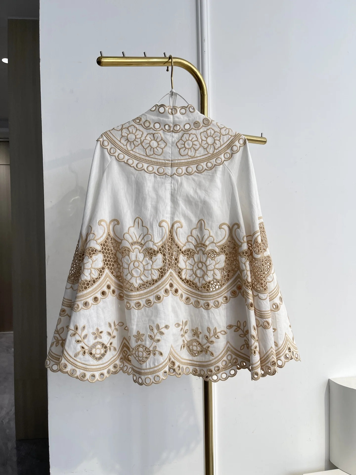 

2026 Elegant White Paisley Print Long Sleeve Hollow Embroidery Blouse Tops