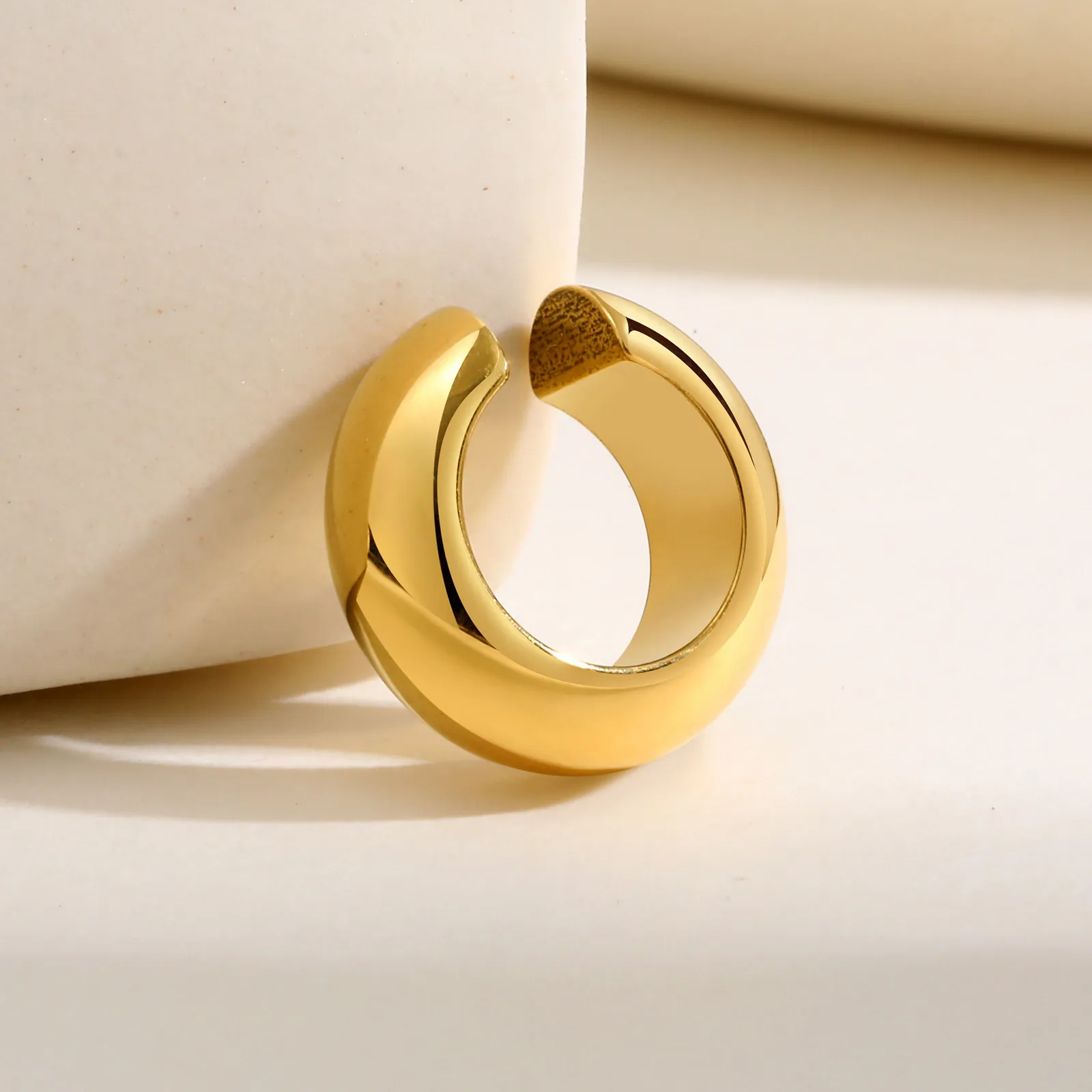 Statement Hohle Ohrknochenklemme für Frauen und Mädchen, goldfarbener Edelstahl, gefälschtes Piercing, C-förmiger Ohrknochen-Clip, Modeschmuck – Detail 5