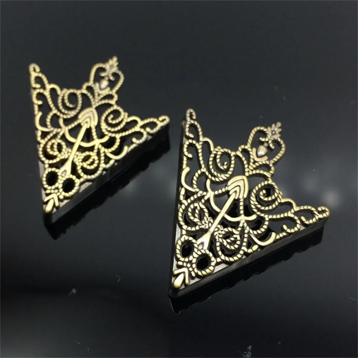 Retro Style Triangular Bee Brooch 1/2pcs Crown Hollow Out Men\'s And Women\'s Jewelry Gift Pins Badges Party Clothing Accessories