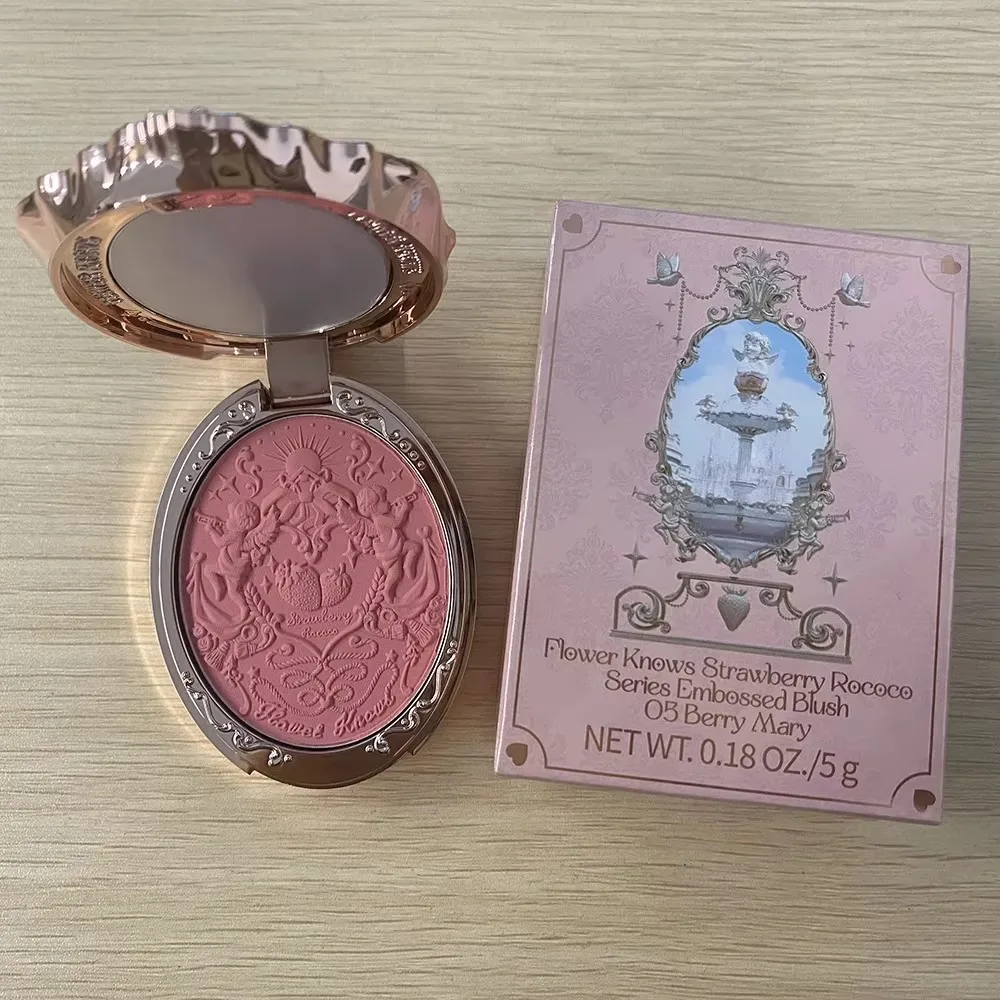 Flower Knows Strawberry Rococo Series Reliëf Blush Fijne poedermake-up Gladde, langdurige Blusher Gezichtsverbeterende make-up Kleur