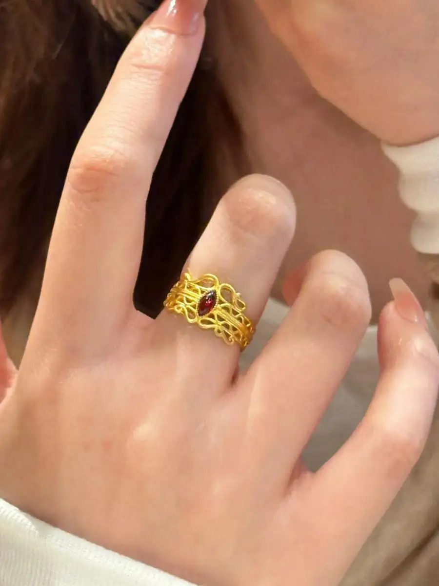 

Retro Hollow out Gold Ring Fashionable Luxury Floral Wire Style Old Money Sensation High End Feeling Women's Jewelry Accessory