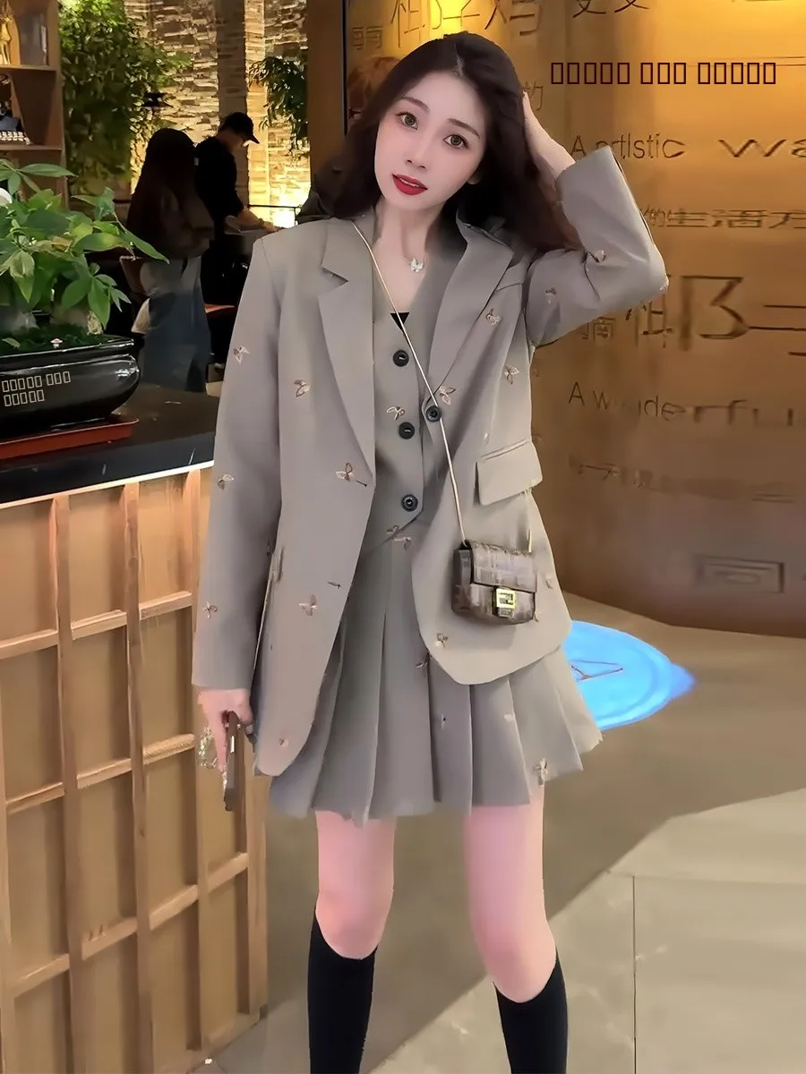 

Комплект женский: жилет с вышивкой и плиссированная юбка в корейском стиле, осенний, из полиэстера