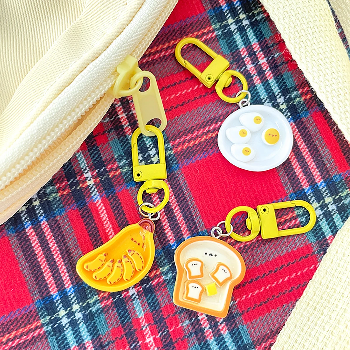 Lindo dibujo animado huevo escalfado plátano tostada llavero creativo desayuno comida llavero mochila decoración bolsas colgante