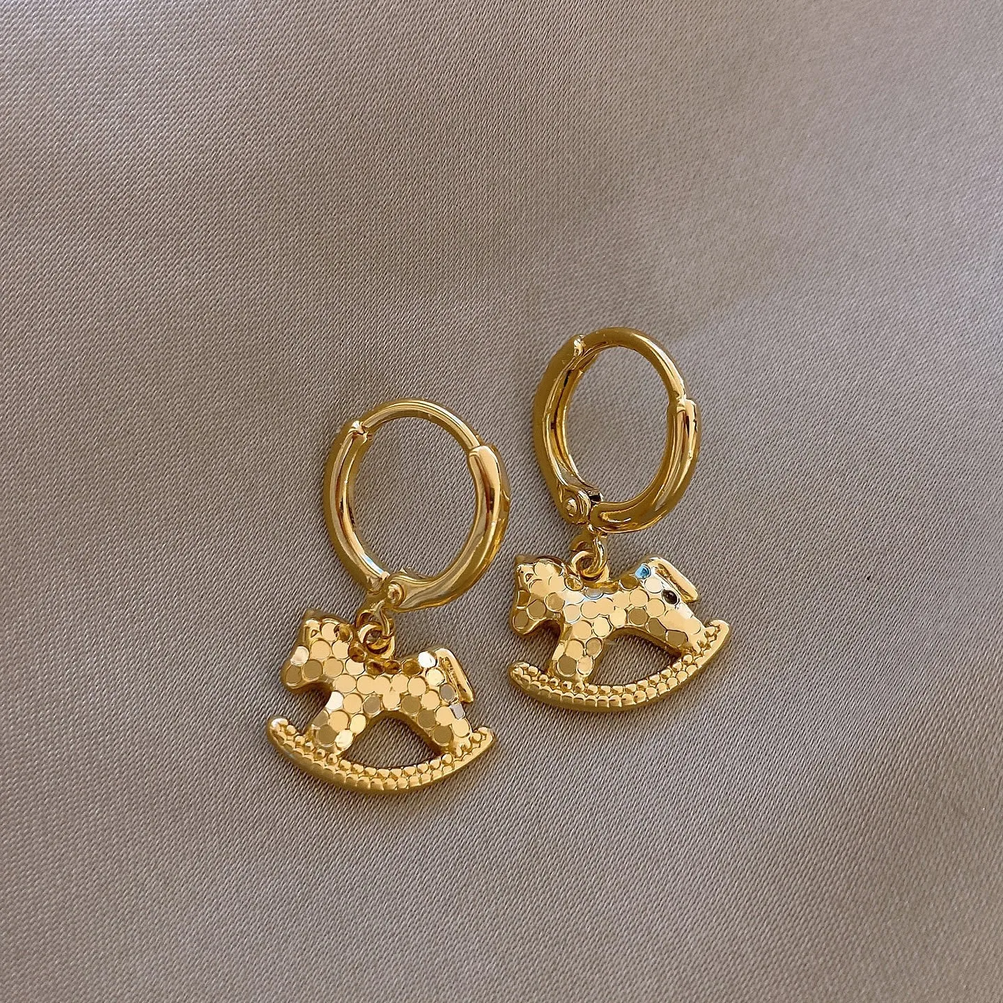 أقراط متدلية فريدة من نوعها على شكل حيوانات كرتونية كولت هورس للنساء والفتيات تصميم معدني ذهبي وفضي اللون إكسسوارات مجوهرات #4