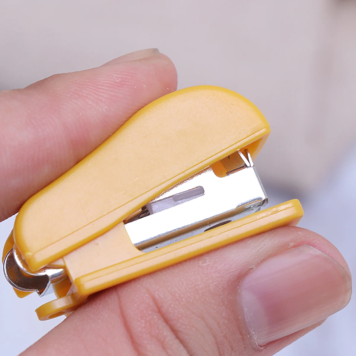 10pcs Mini Desktop Stapler Hand Stapler Office Home Stapler with Staple(Random Color) mini stapler desk stapler