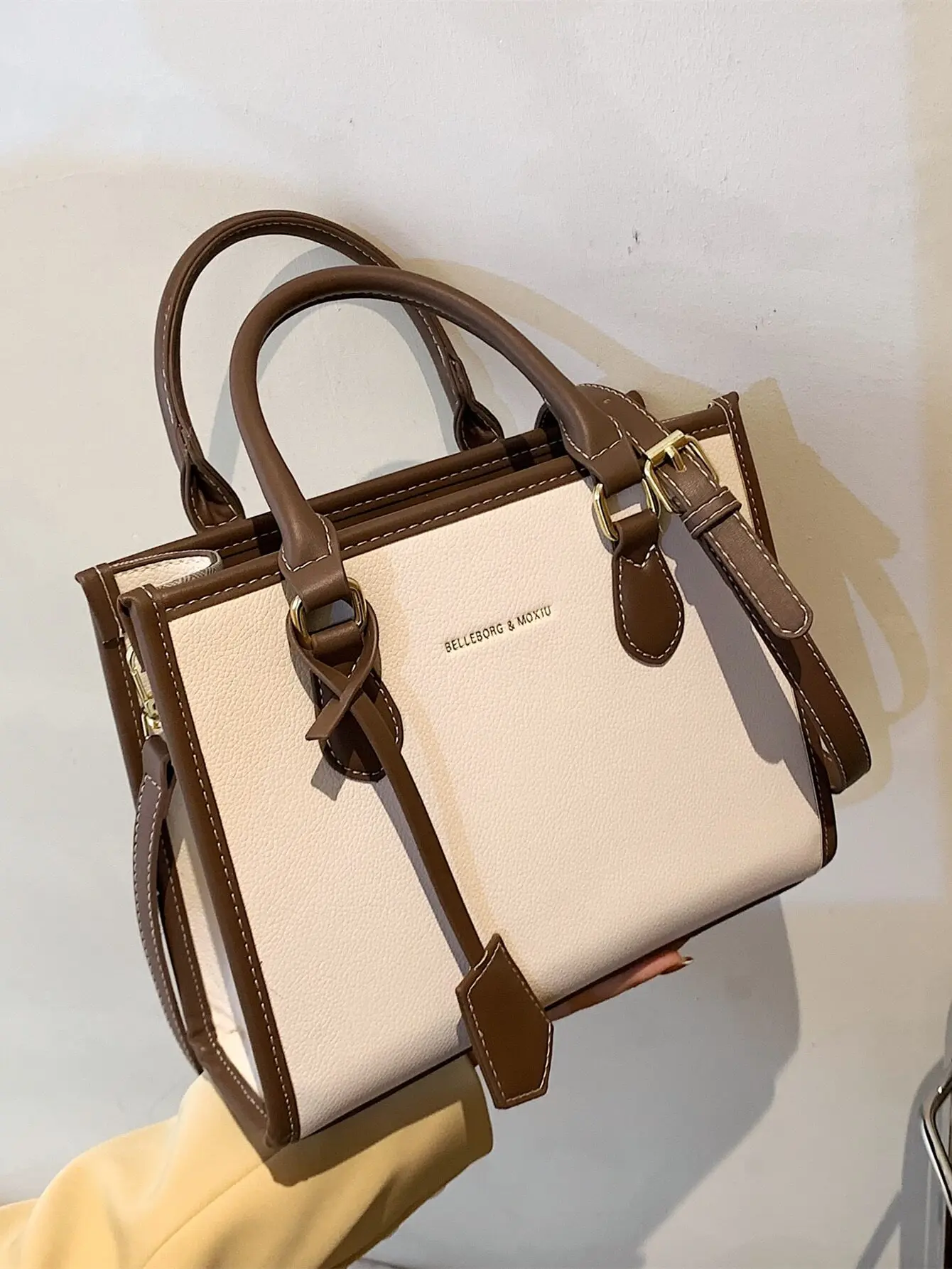 

Женская сумка с квадратной ручкой и контрастной кремово-коричневой строчкой