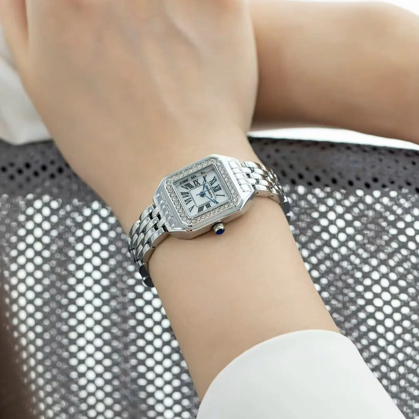 Elegant Women's Square Steel Band Watch with a Shiny Rhinestone Bezel, Roman Numeral Dial, Light Luxury Fashion Commuter Watch for Women