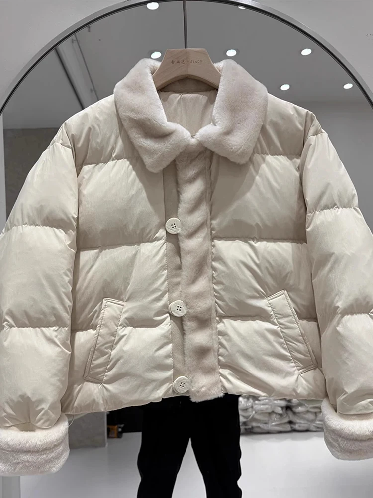 2025 Inverno Nuova Personalità Piumino da Donna Breve Colletto POLO Polsini di Giunzione Addensato Allentato Piumino d'anatra Bianca Cappotto Caldo