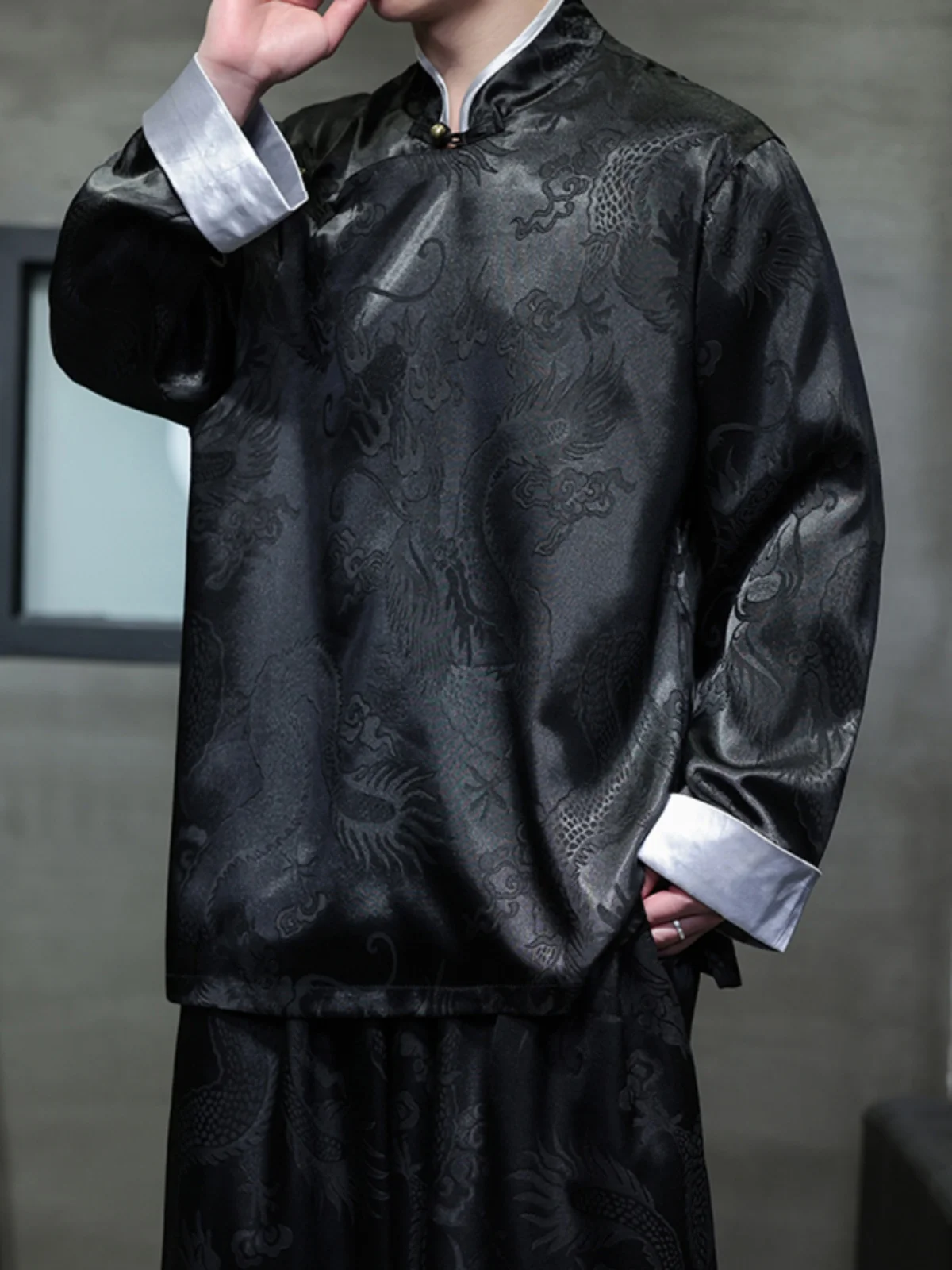 

New Chinese Sle Dragon Pattern Silk Men's Jaet Loose Fit Spring Outerwear Youth Faion Polyester Fiber Long Sve Coat