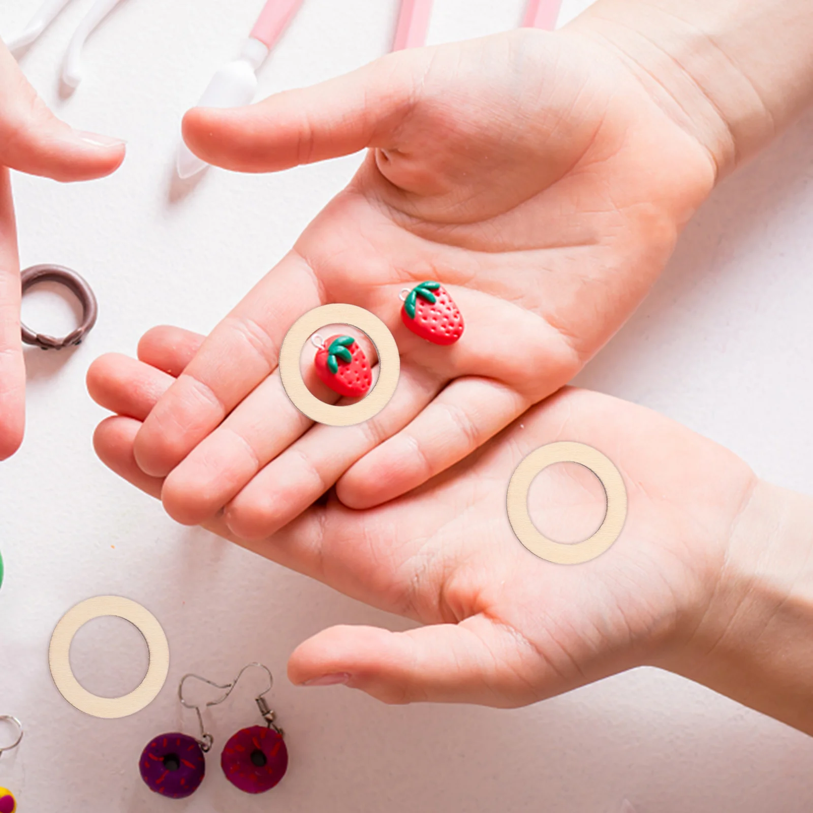 

200pcs Wooden Slice Craft Accessories 3Cm Round Hollowed Diy Decorative Chips For Scrapbooking Christmas Tree Wall Hanging