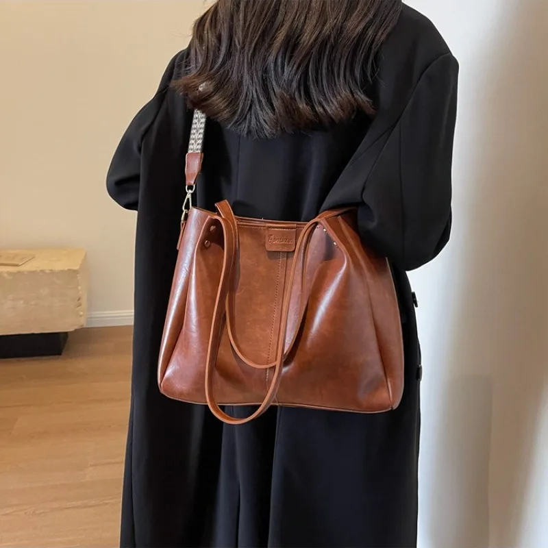 

2025 New Retro Fashion Shoulder Bag Tote Bag Commuting Versatile Underarm Large-capacity Handbag