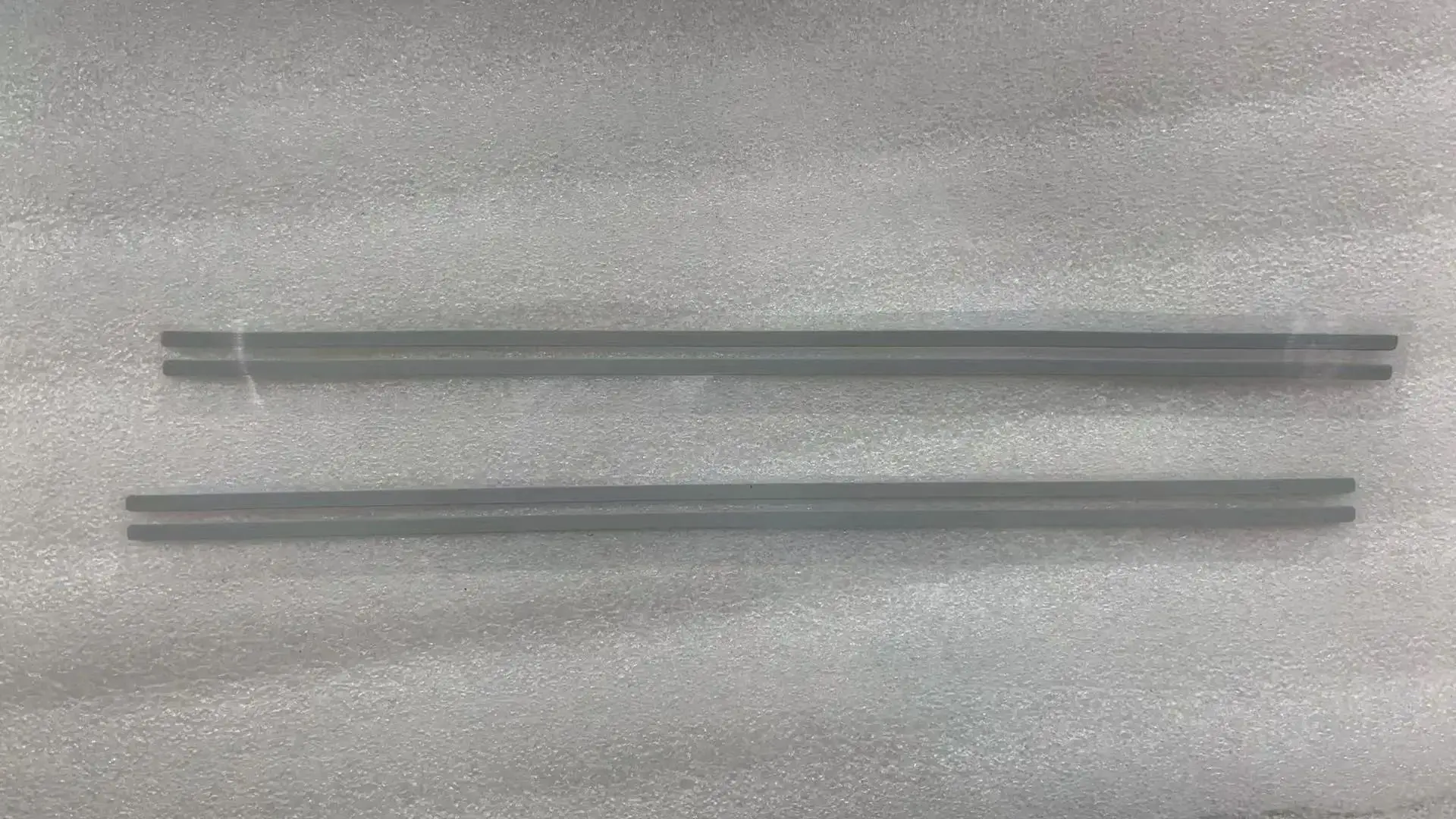 2 SZT. Nowe Gumowe Nóżki Samoprzylepne do Laptopa HP 17-CN 17-CP 470 G8 TPN-L140 Gumowa Podkładka Pod Dolną Obudowę Zamiennik 355*4.85*2mm — zdjęcie produktu 5