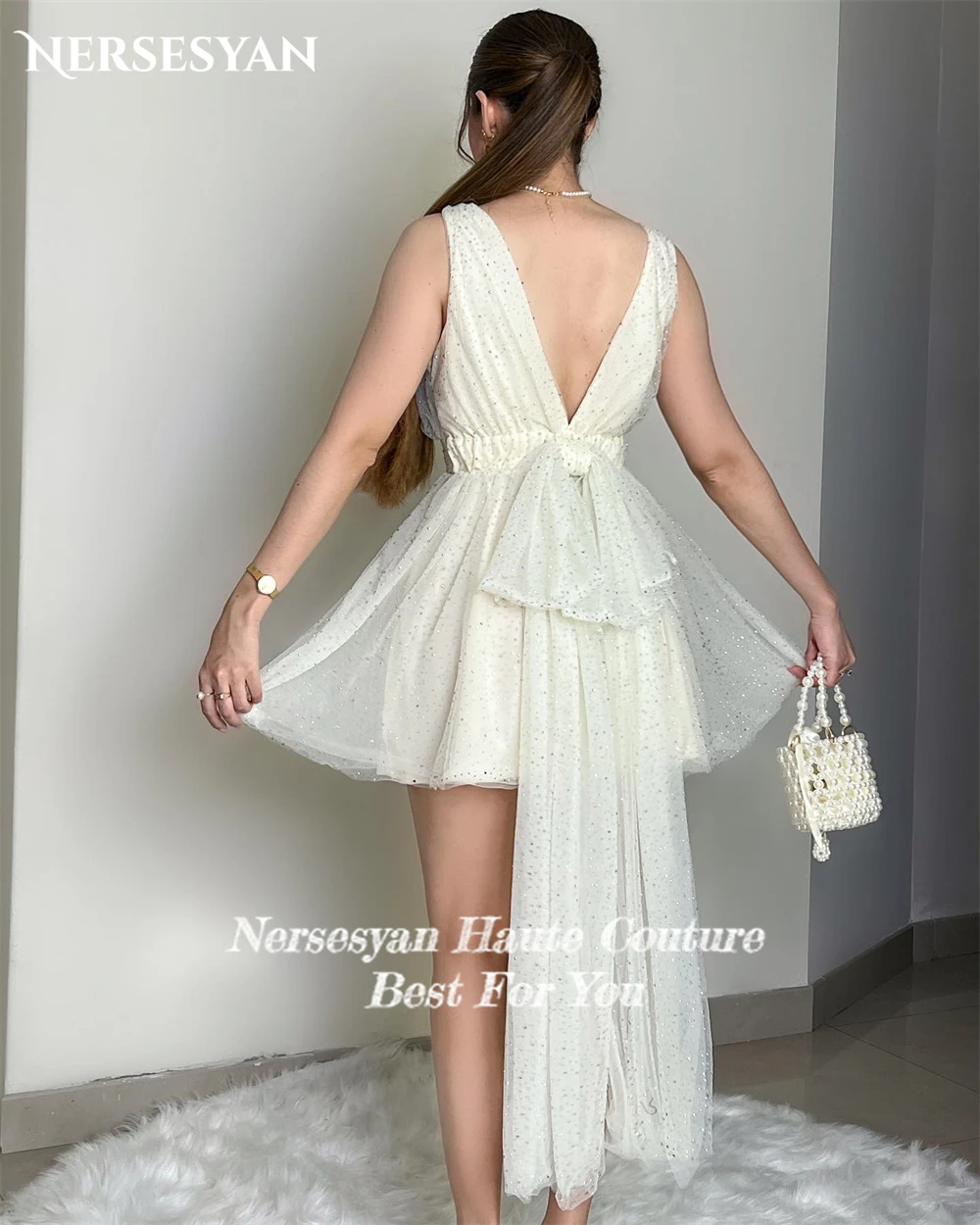 Nersesyan-Mini vestido de noiva sem costas com decote em V, Gliter, brilhante, vestidos de noiva sem mangas, fitas, linha A, elegante vestido de noiva, 2024