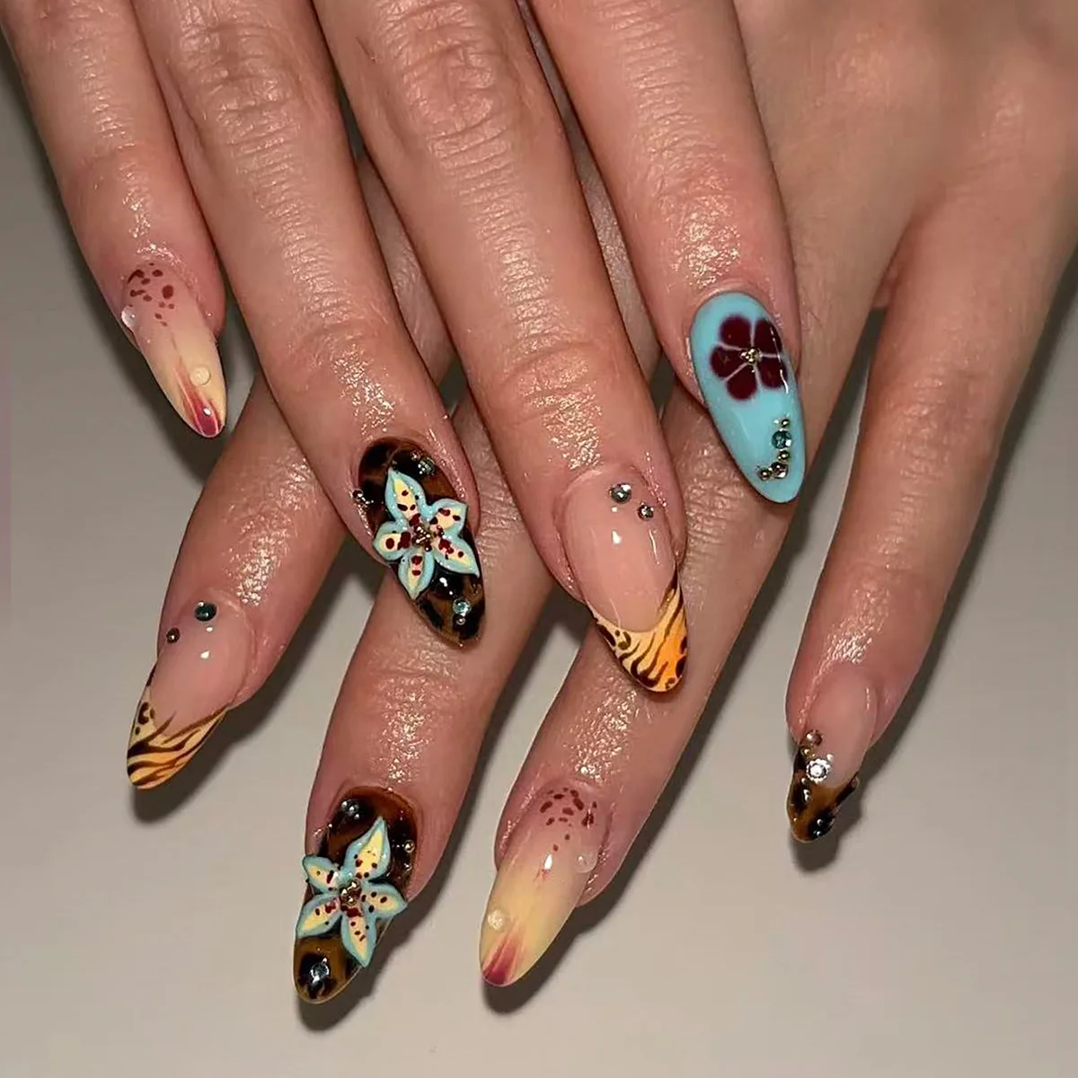 24PCS Fresh Sweet Almond False Nails French Leopard Print Design Petals Ins Style Press on Nails Wearable Manicure Fake Nails