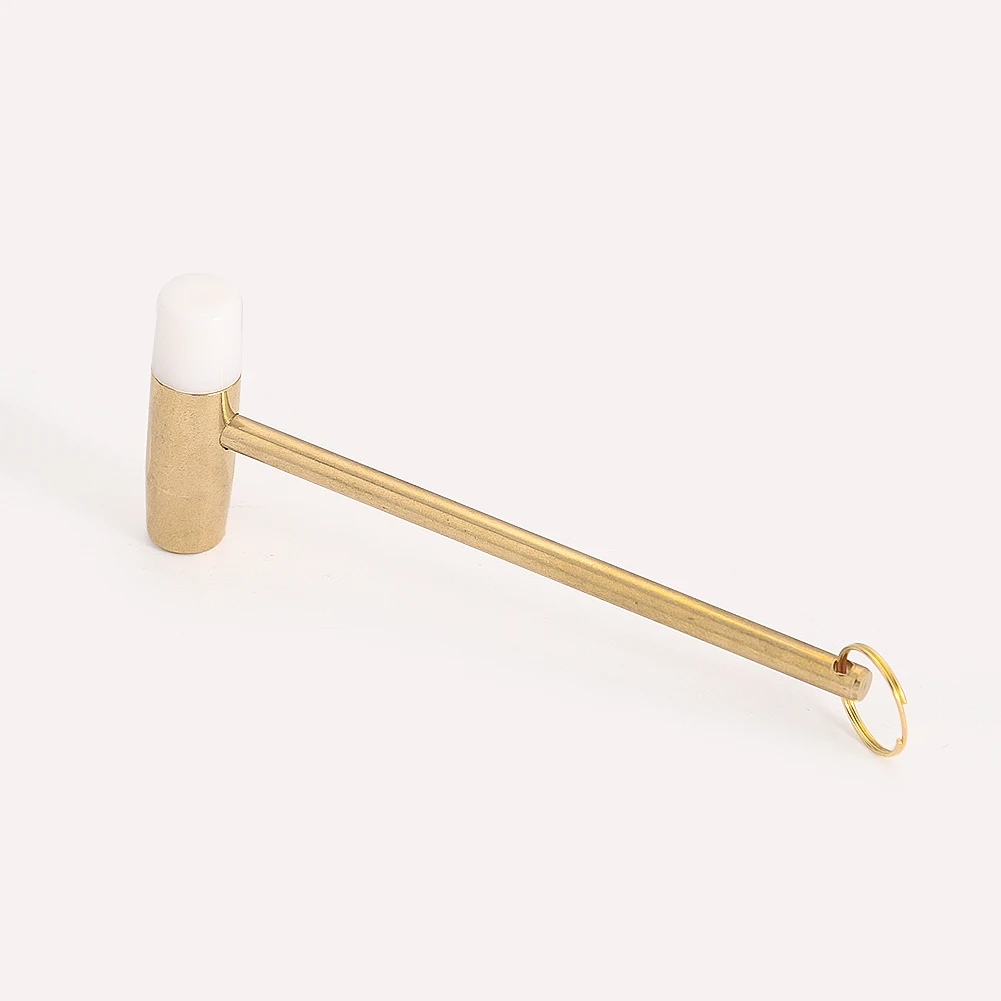 مطرقة نحاسية صغيرة للاستخدام الخارجي EDC أداة تصميم محمول مدمج مع حلقة مفاتيح أداة متينة متعددة الوظائف لإصلاحات التخييم والمشي لمسافات طويلة