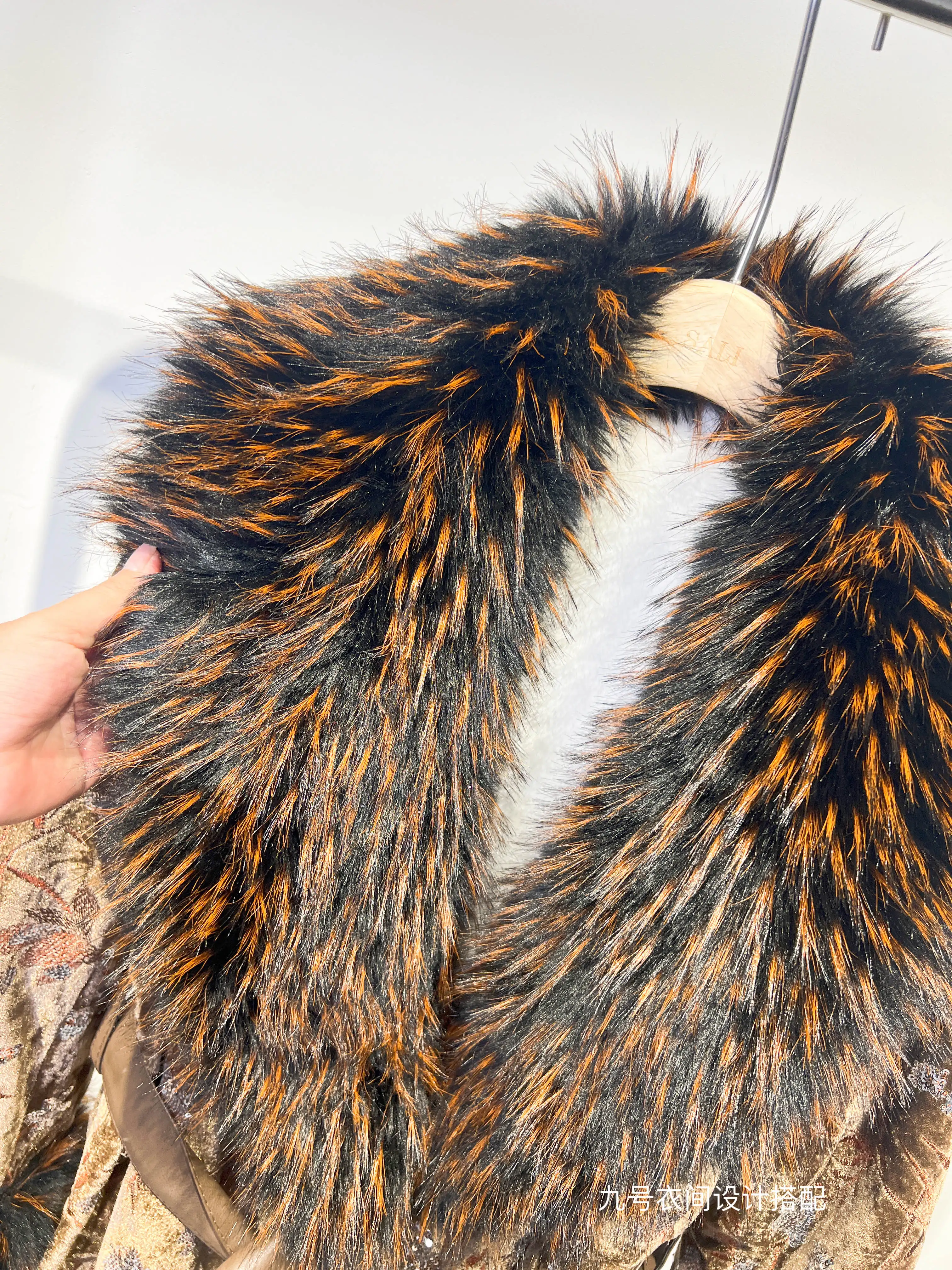 2025 شتاء جديد عصري الفراء مبطن الترتر المطرزة فو الفراء معطف للنساء فضفاض طويل فو الفراء معطف الشتاء معطف المرأة