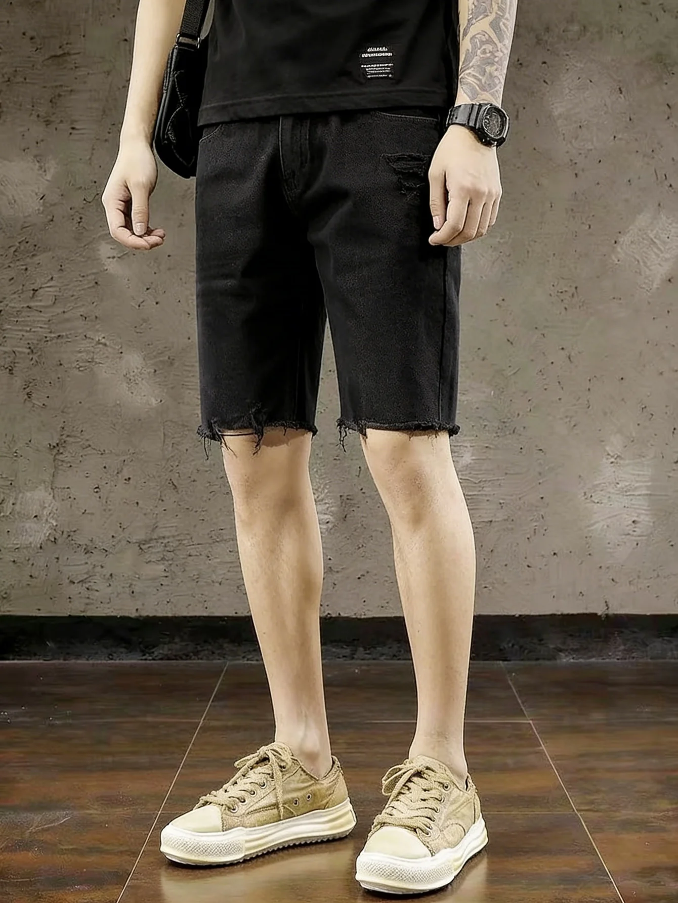 

Мужские и женские джинсовые шорты черного цвета, облегающие, минималистичные, однотонные, без аксессуаров и ремней.