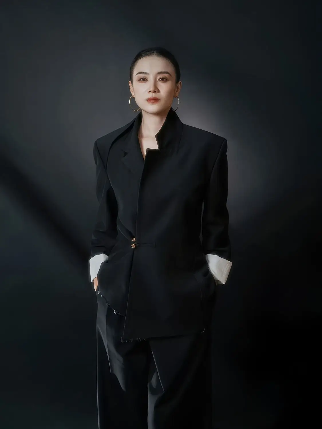 

Элегантный черный пиджак 2026: модный, универсальный, стильный, средней длины, маленький размер, женский, во французском стиле, для делового гардероба