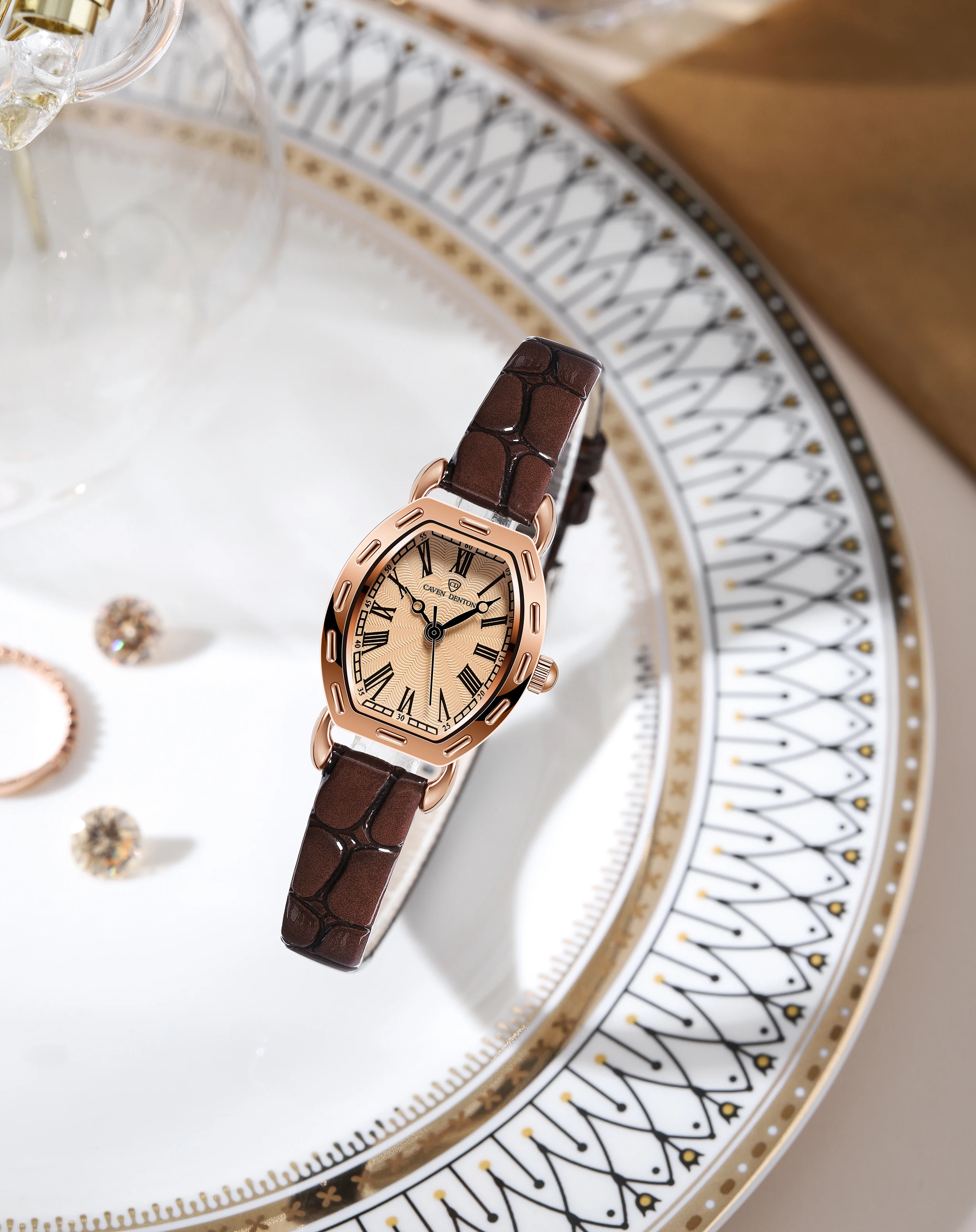 

Retro small barrel watch female belt temperament small square watch quartz movement ladies watch