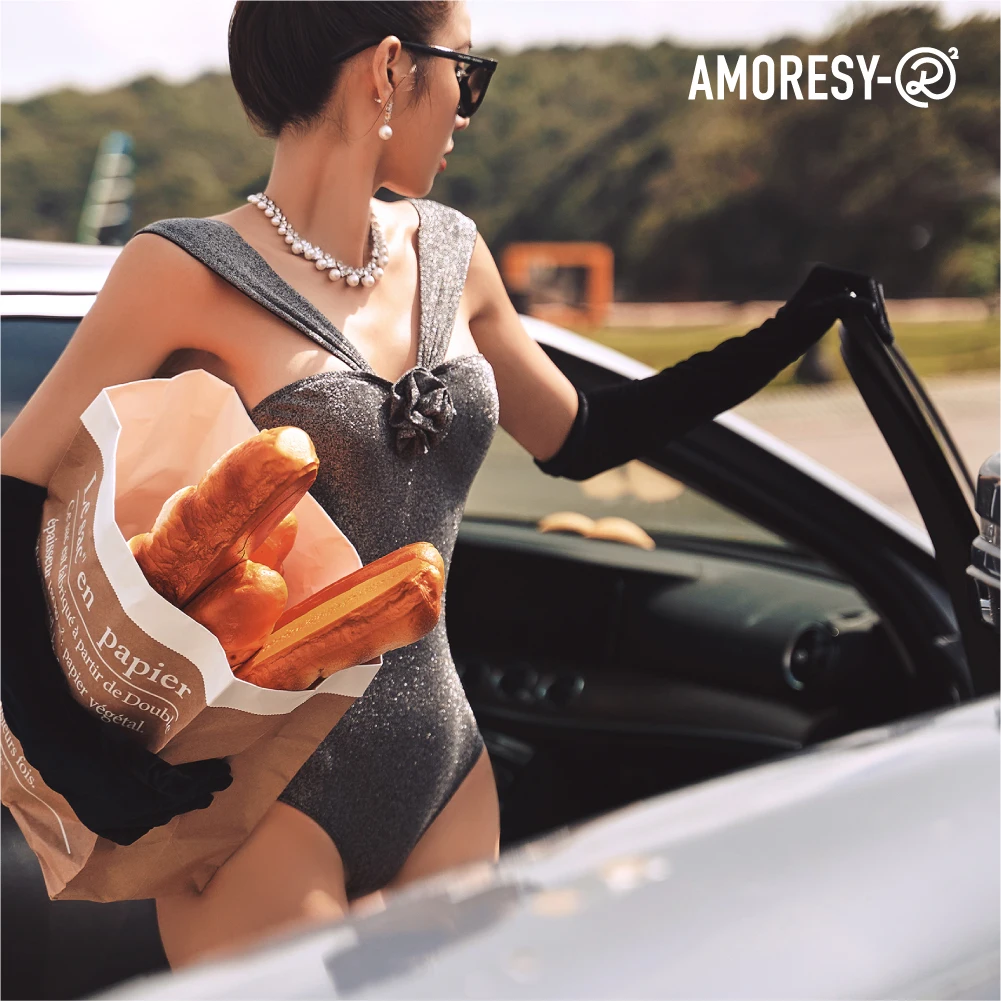 AMORESY RR series pakaian ketat model retro bahan sutra silver, baju renang one-piece kasual dengan punggung segitiga yang indah