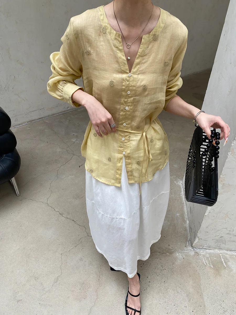 Sommerliches Damen-Shirt in unifarbenem V-Ausschnitt, locker geschnitten, mit Stickerei, für einen eleganten Look. – Detail 17