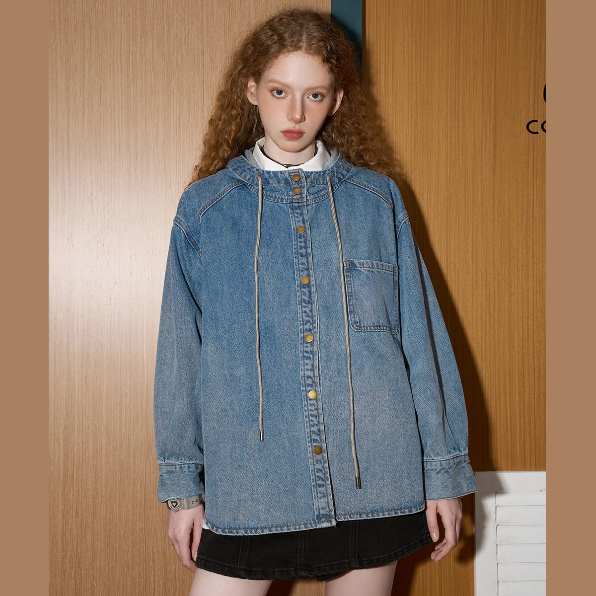 سترة نسائية لخريف 2025 مع قلنسوة من قماش الدنيم معطف كبير الحجم مغسول سترة طويلة مع رباط عتيق فضفاض مناسب