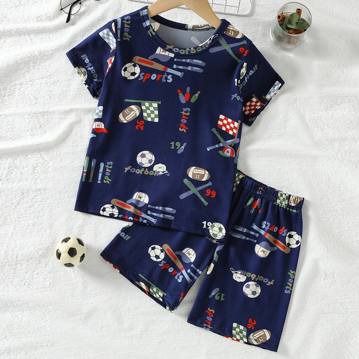 3-teiliges, bequemes Set mit niedlichem Fußball-Print für Kinder, Rundhals-Kurzarm-Top für Jungen und Mädchen, Shorts mit elastischem Bund – Detail 5