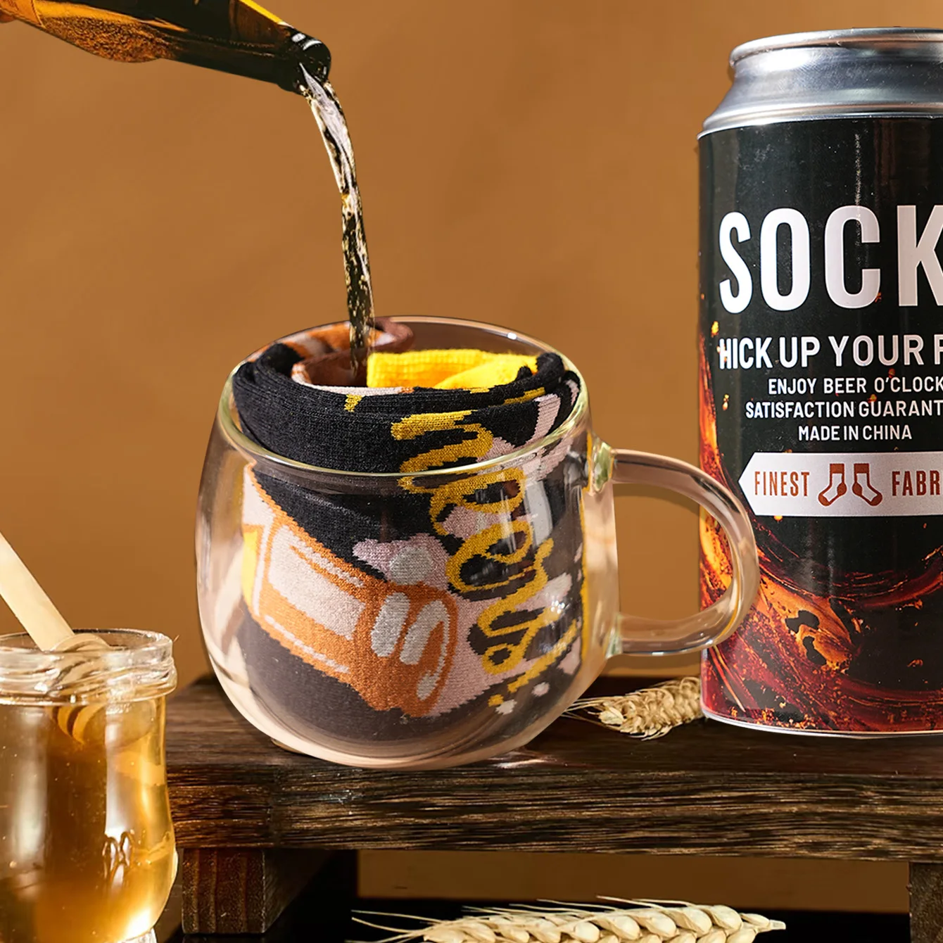 1 pair of unisex mid-calf socks in a novel and interesting beer gift box, creative socks with a fashionable and trendy style, comfortable and breathable, suitable for parties, casual wear, Valentine's Day, Halloween, birthdays, Christmas, New Year, Thanksgiving, autumn and winter, all-season styles, creative gift box