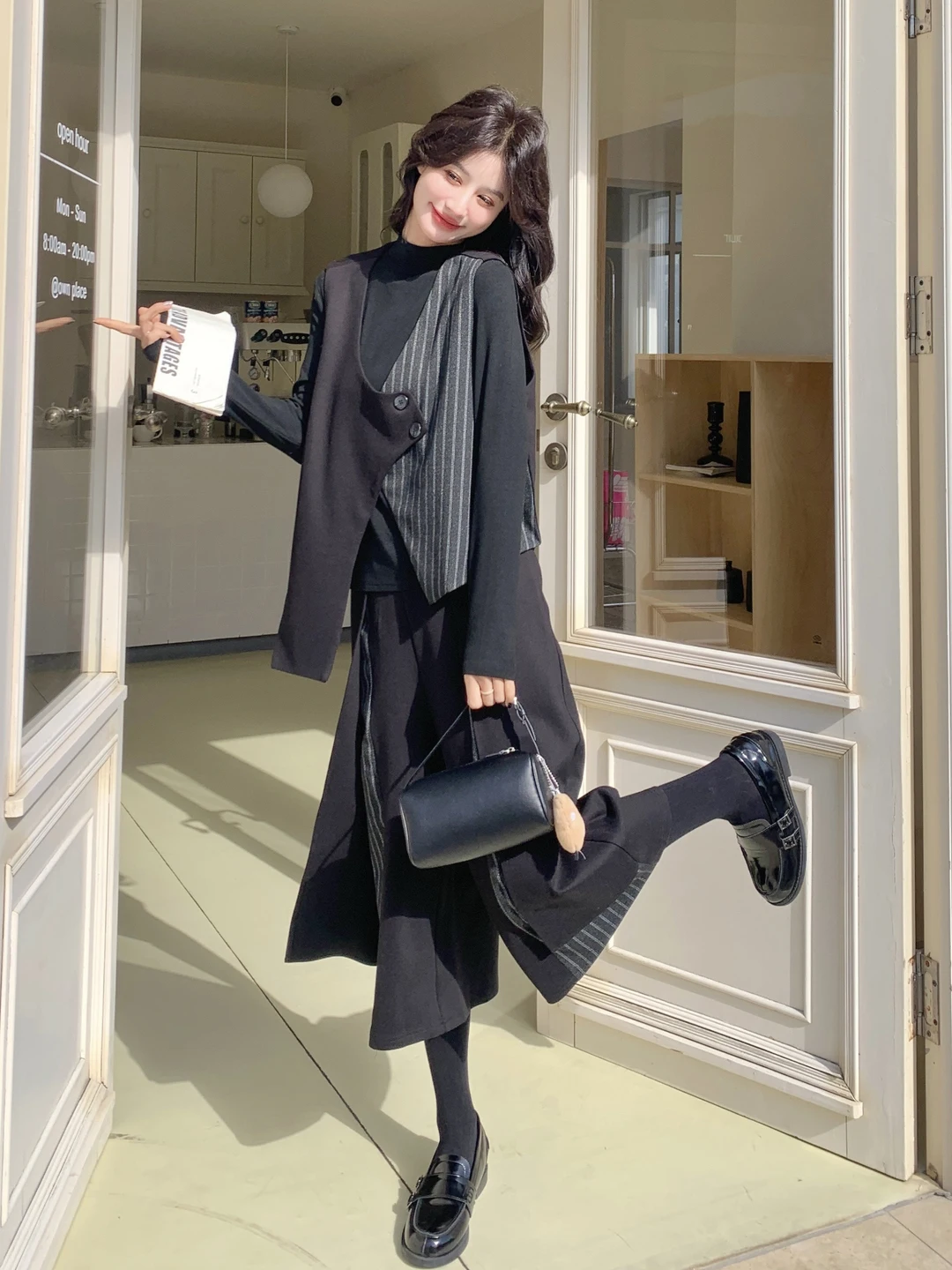 

Женский шикарный весенне-осенний комплект из трех предметов: топ-жилет в стиле колор-блок с полосками, футболка и брюки 7/8 длины.