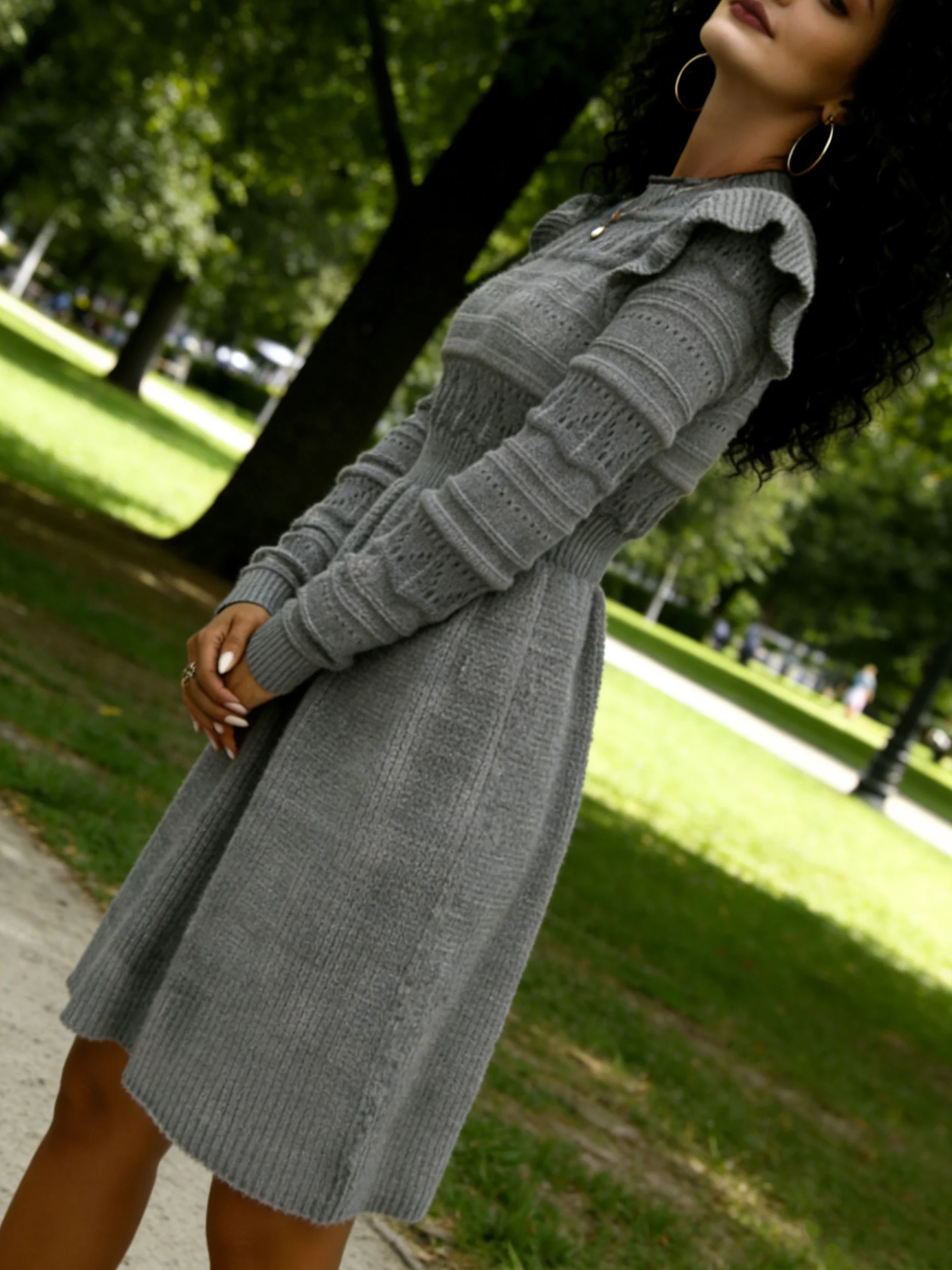 Elegancka szara sukienka z dzianiny: marszczone ramiona i niezwykła jesienna wdzięczność.