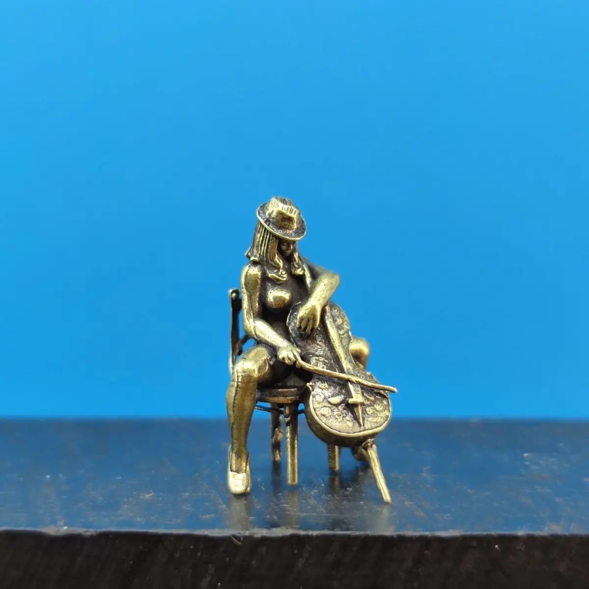 Brass Bar Beautiful Woman Playing Cello Musical Instrument Performance Miniature Doll Model Sandbox Scene Ornament