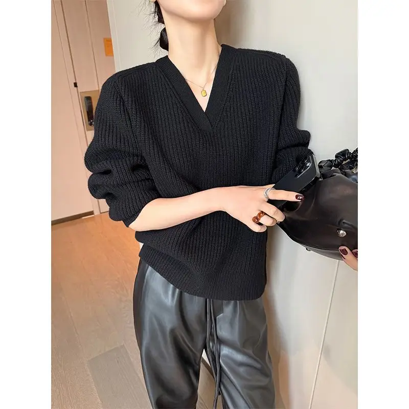 Black V-neck Long Sleeved Knitted Sweater for Women\'s Spring New Collection Lazy Style Base Sweater Stylish Pullover Sweater