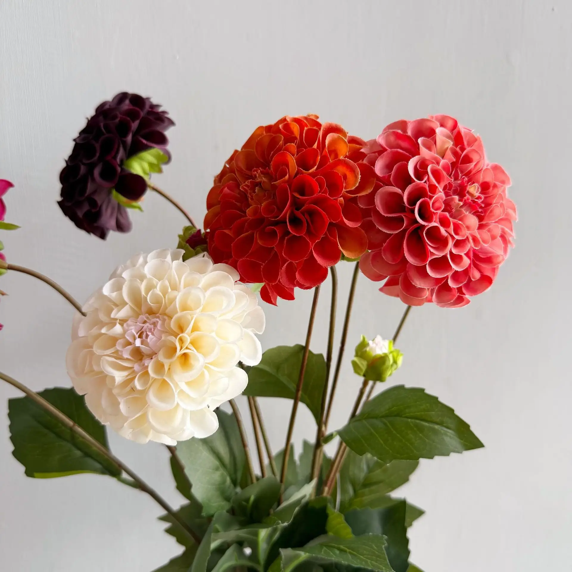 5 Stück Künstliche Feuchtigkeitsspendende Dahlien mit Echtem Touch, Künstliche Blumen für Brautsträuße, Hochzeitsdekoration, Party, Blumendekoration für Zuhause und Zimmer – Detail 4