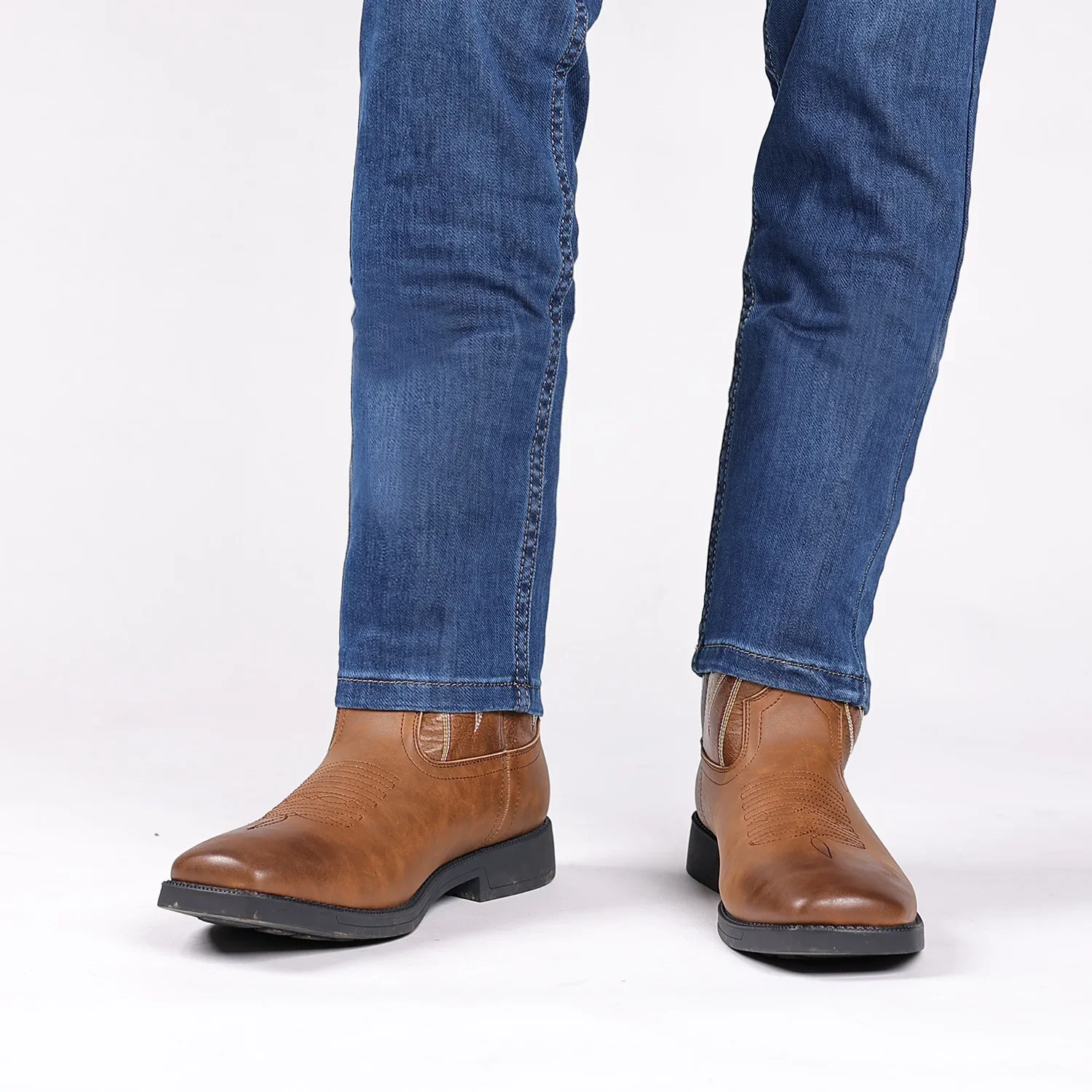 Nuovi stivali da Cowboy da uomo fatti a mano ricamo Sneaker occidentale stivali da uomo a metà polpaccio a punta stivali da equitazione da uomo Slip-on Zapatos Hombre