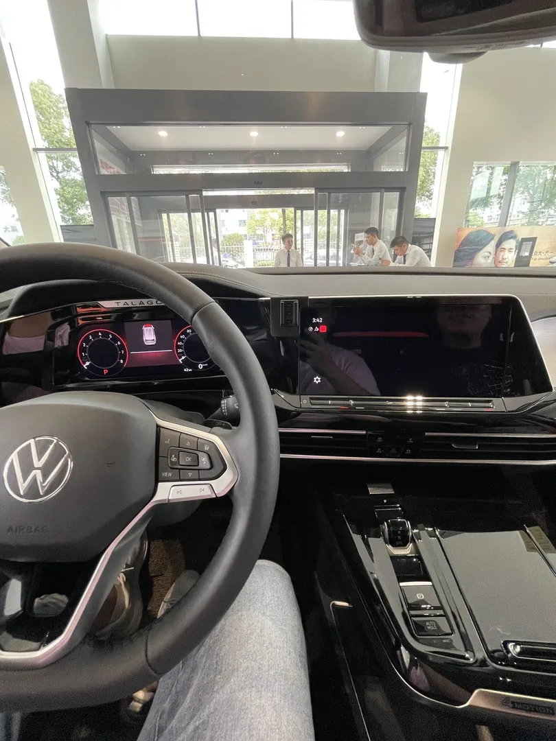 Car Phone Holder For Volkswagen VW Talagon 2021 2022 2023 2024 Mobile Phone Mounts Car Wireless Charging Special Fixed Base