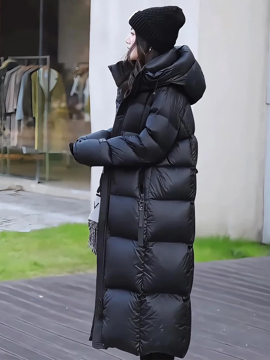 Długi płaszcz puchowy damski zimowy, modny, ocieplany, ciepły, biały płaszcz puchowy z kapturem, krój casual, elegancki, rekreacyjny.