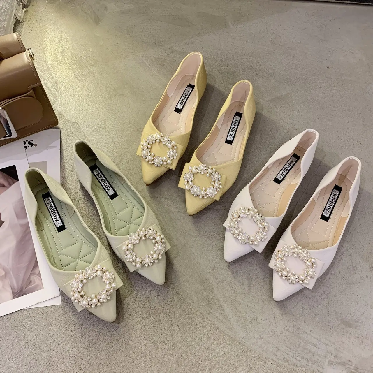 

Женские кроссовки с острым носком, летняя повседневная обувь с украшением из жемчуга и закрытым носком, 2024