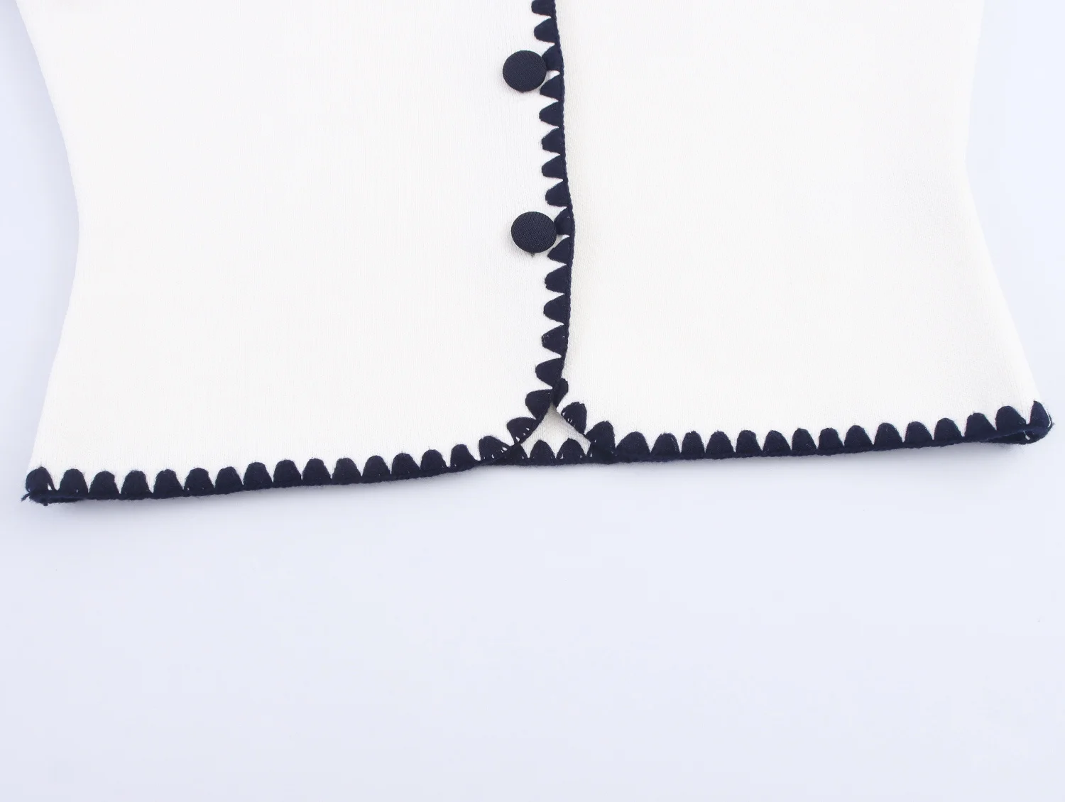 Maxdutti Minimalista alla moda ed elegante blu navy pizzo bianco gilet senza maniche cardigan lavorato a maglia monopetto top da donna