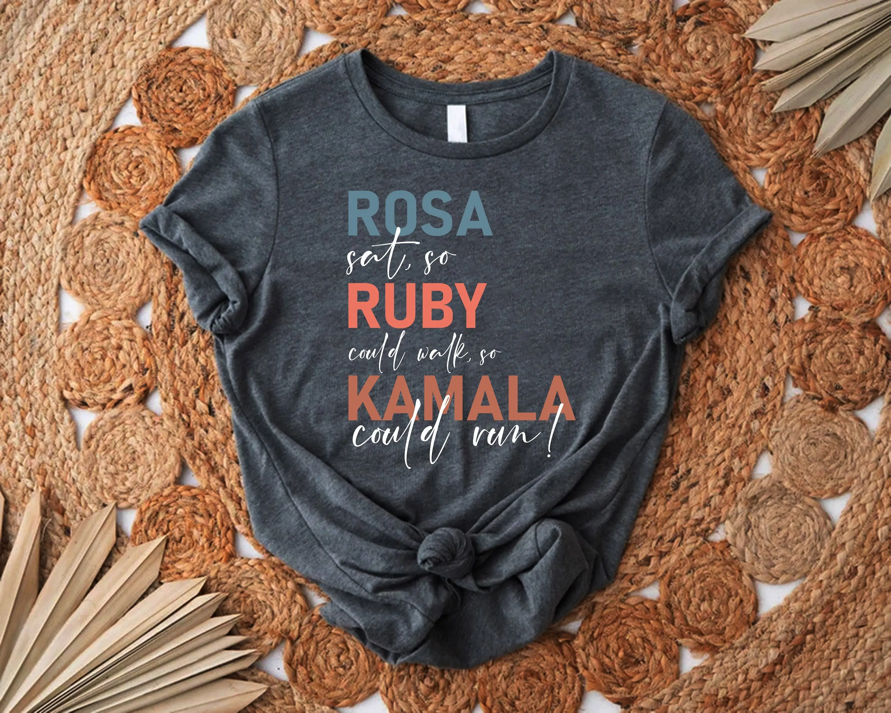 Футболка Rosa Ruby Kamala Harris 47 для публикаций, поэтому может управлять Мадам