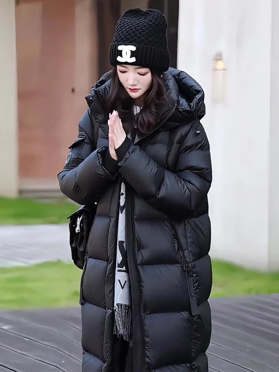 Długi płaszcz puchowy damski zimowy, modny, ocieplany, ciepły, biały płaszcz puchowy z kapturem, krój casual, elegancki, rekreacyjny.