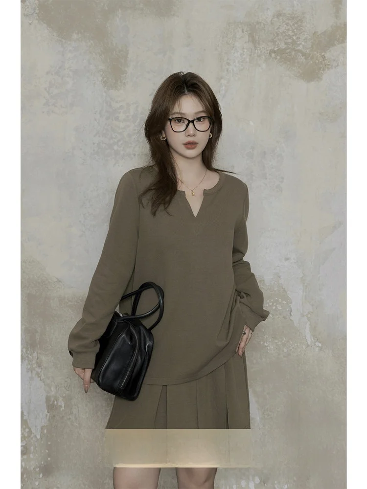 

Комплект из повседневного свитшота больших размеров и юбки А-силуэта для женщин: осенний модный ансамбль с V-образным вырезом, свободный крой, комфортный.