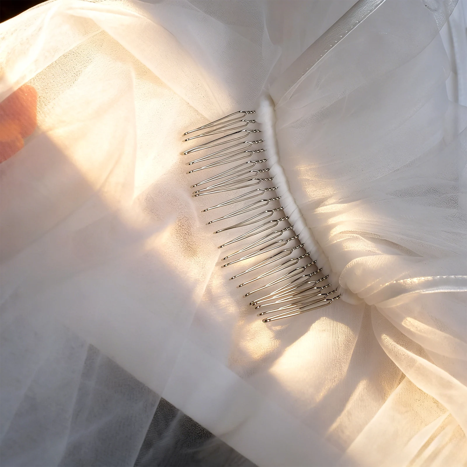 TOPQUEEN حجاب الزفاف الشريط موجة حافة طرحة زفاف الزفاف قصيرة طبقة واحدة أنيقة Rochii مع مشط للتخصيص V302