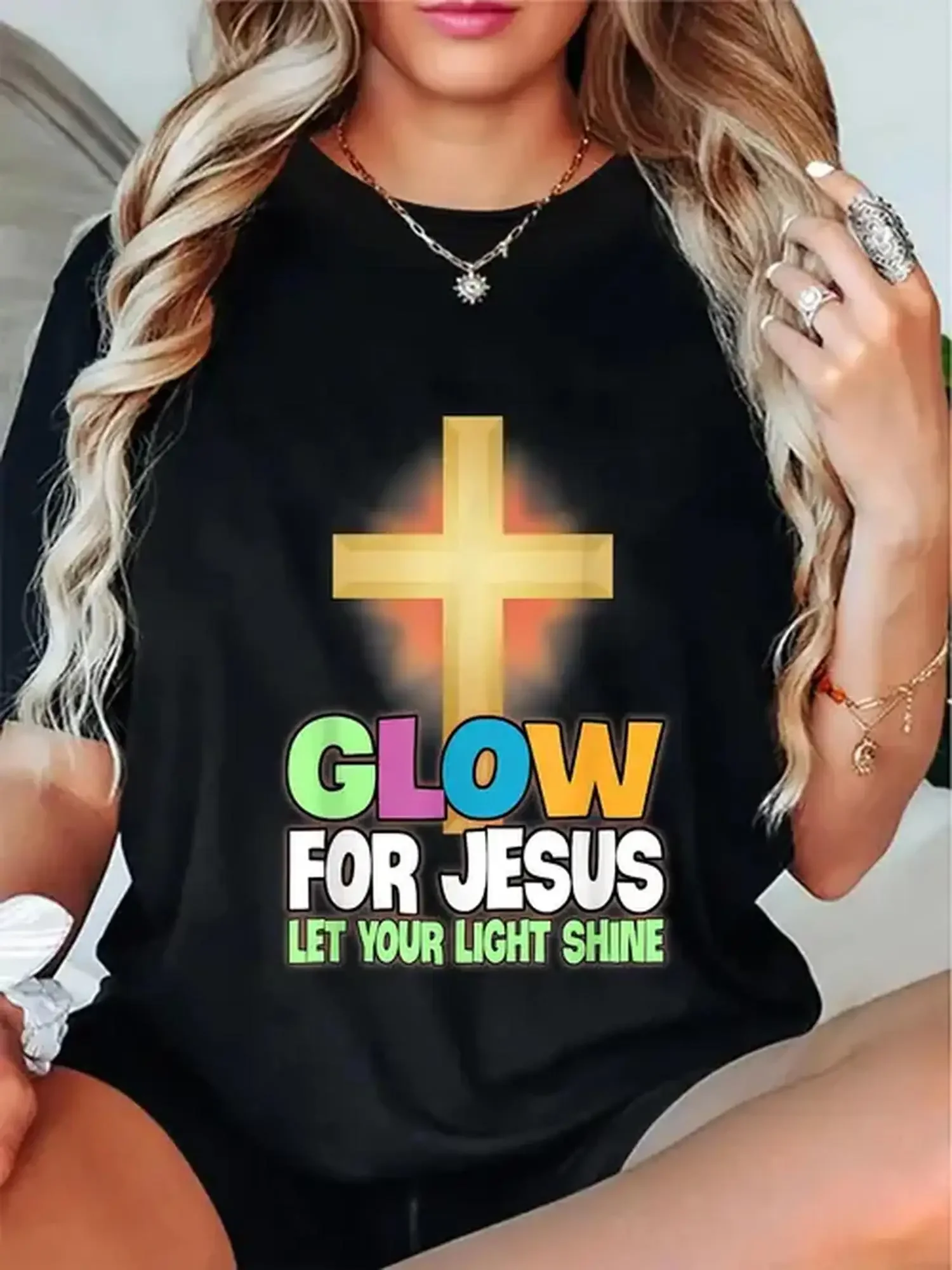T-shirt da donna Glowinthedark taglie forti - Let Your Light Shine, maglietta cristiana casual con design grafico a croce, manica corta
