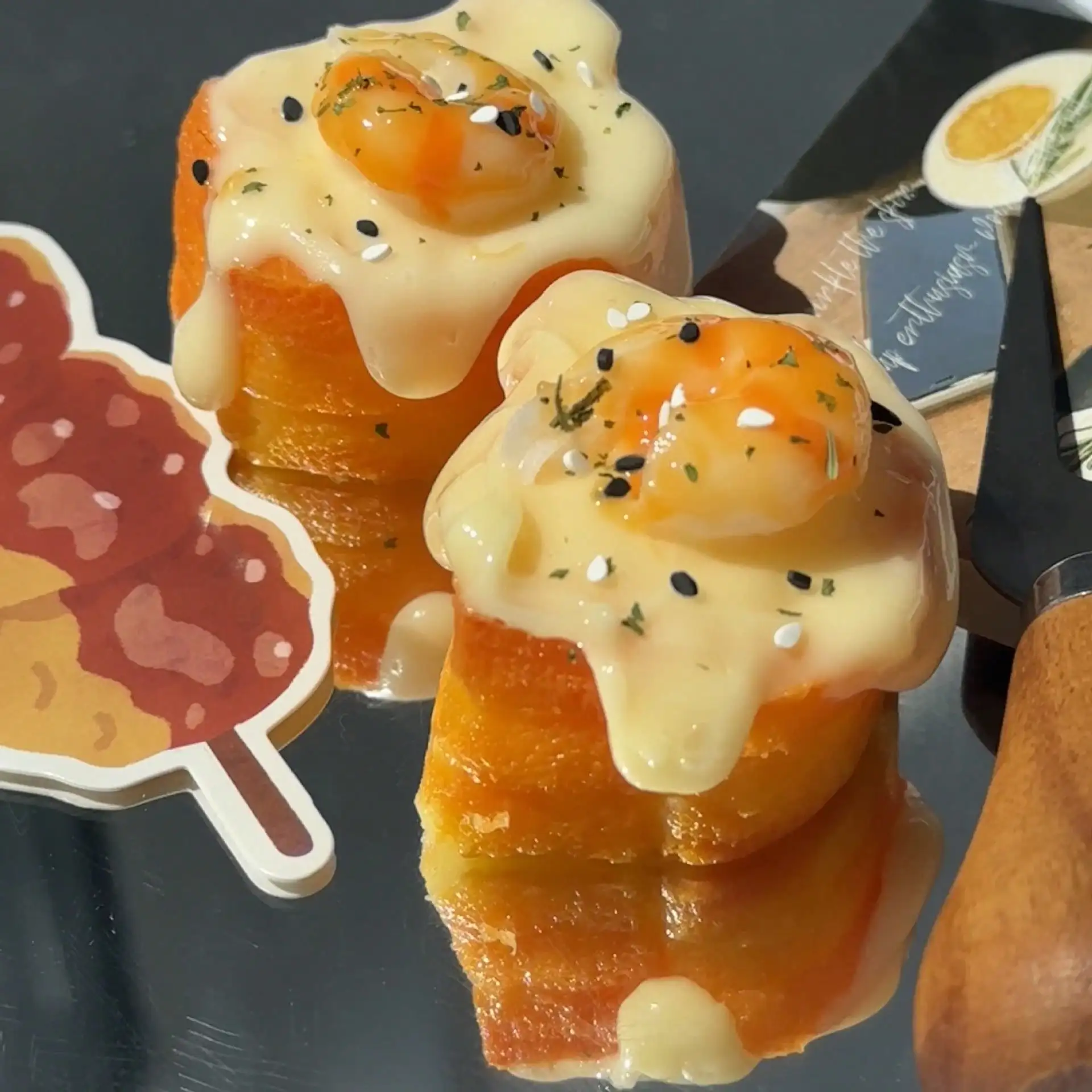 Mini tostada de camarones con queso rico, juguete antiestrés con temática de comida realista. Ultra suave, de rebote lento y textura similar a la arcilla, ideal para adolescentes y adultos para aliviar el estrés. Perfectos como regalos de cumpleaños, regalos para festivales y recuerdos de fiestas.