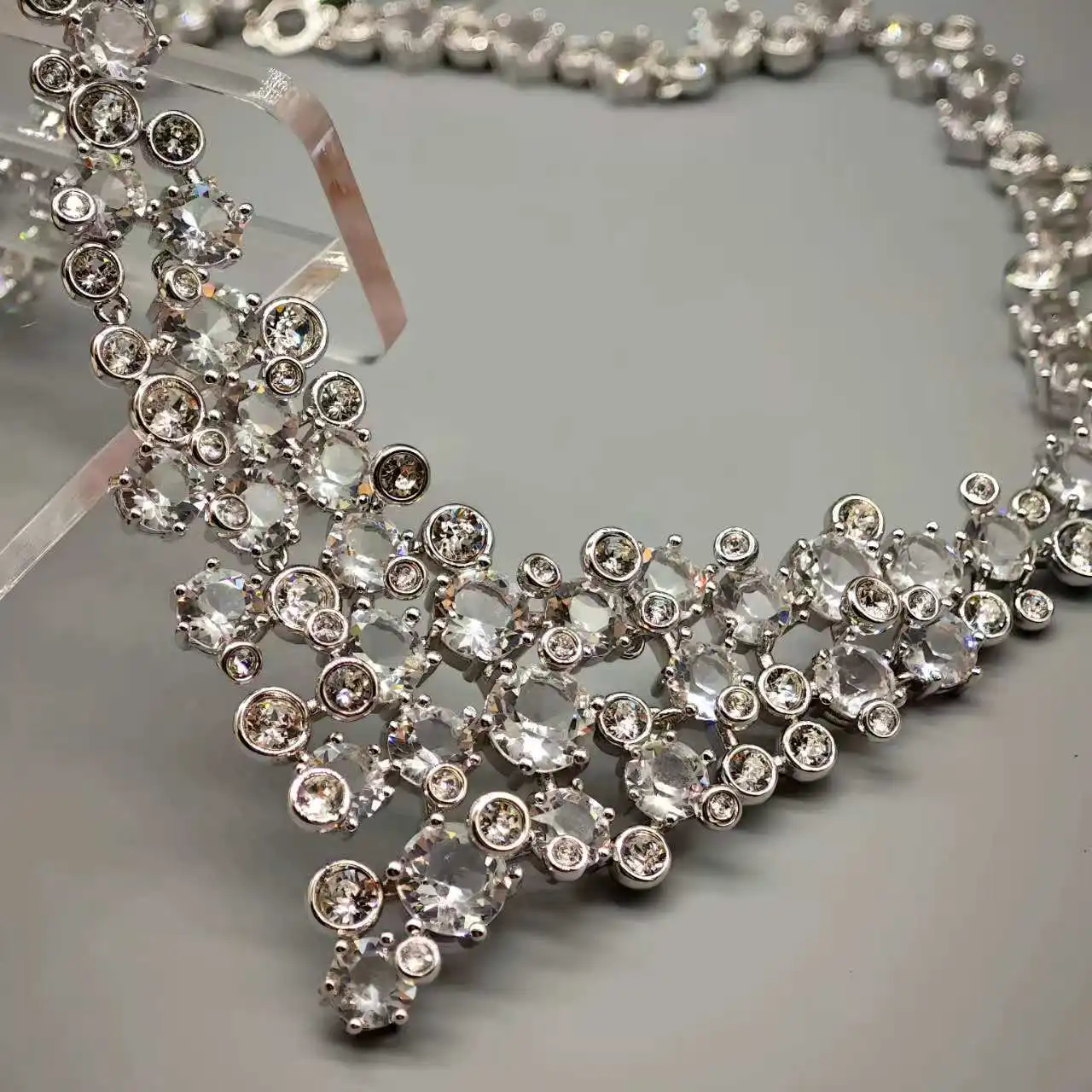 2025 الأصلي الأبيض هندسية كريستال الأزياء قلادة الاتجاه الجديد طقم مجوهرات رائعة الذكرى التذكارية الأقراط سوار