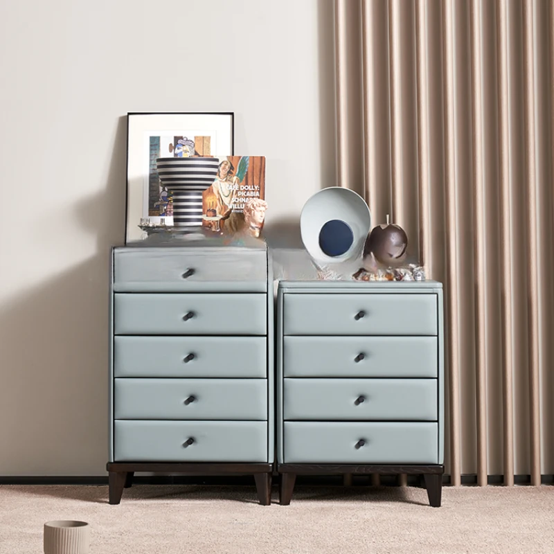 The chest of drawers is minimalist, with five chests of drawers and four chests of drawers