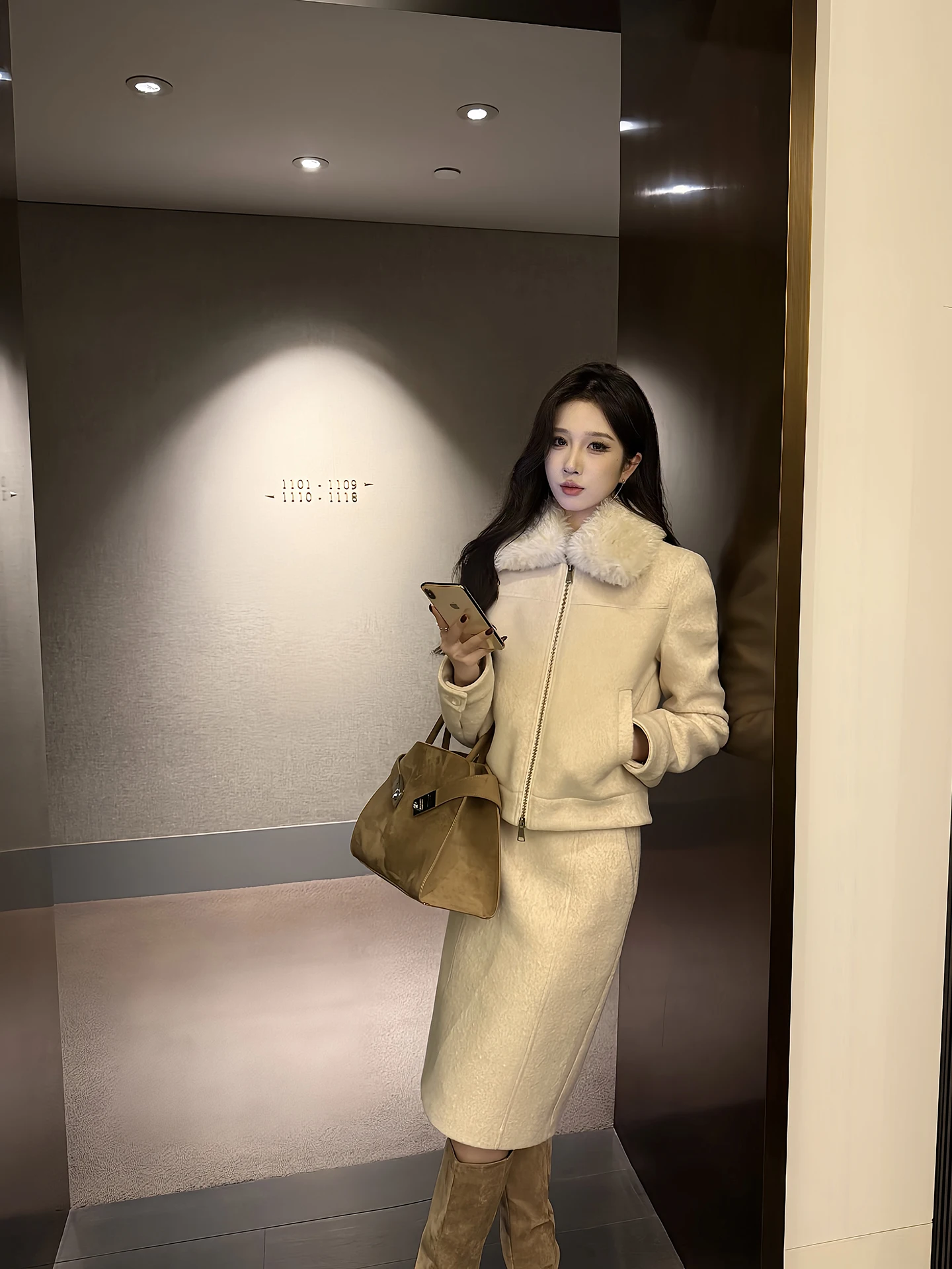 

Женский комплект из хлопковой куртки с меховым воротником и юбки, модный повседневный осенне-зимний, для взрослых