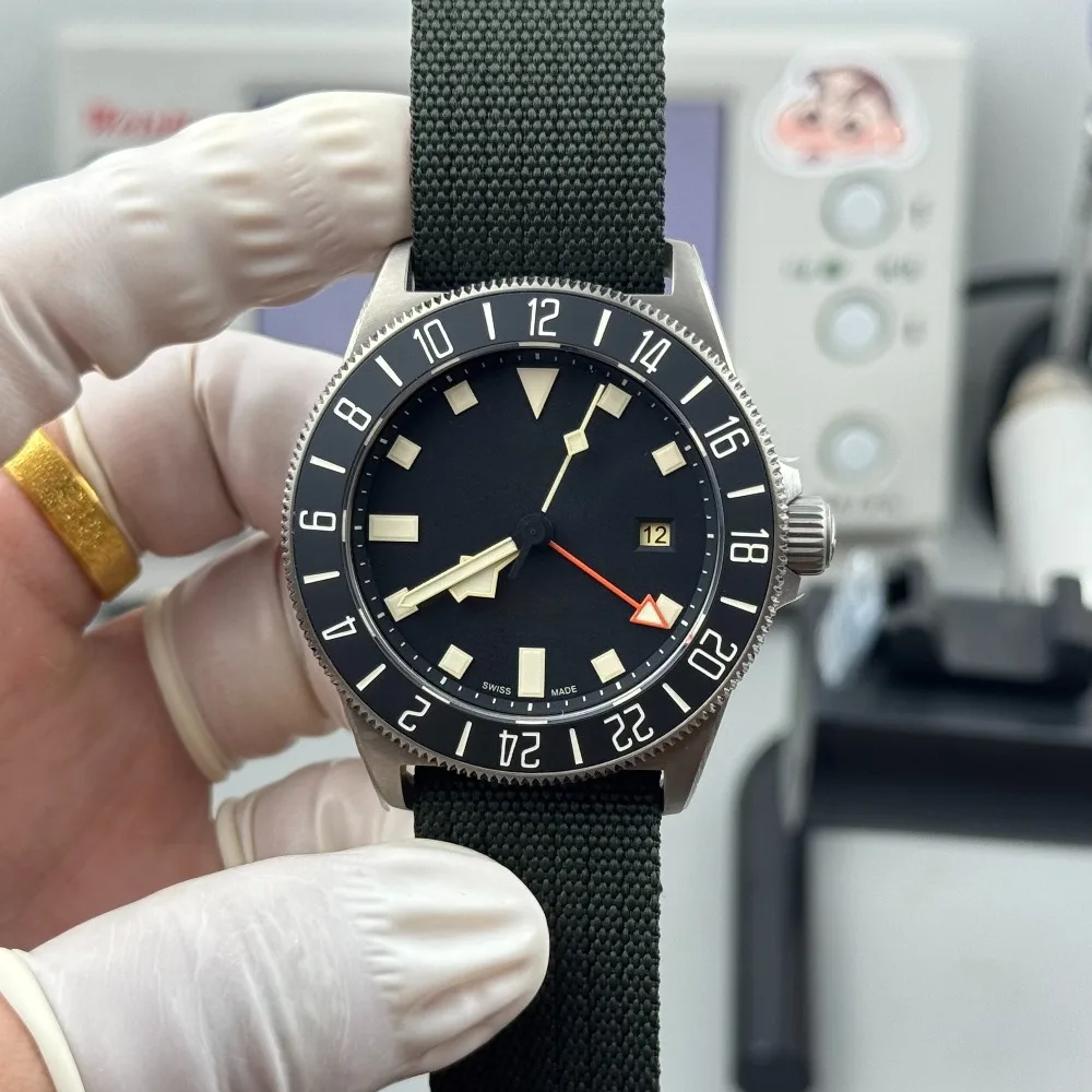 

Часы TR Pelagos Style с белым циферблатом, черным безелем и премиальным ремешком