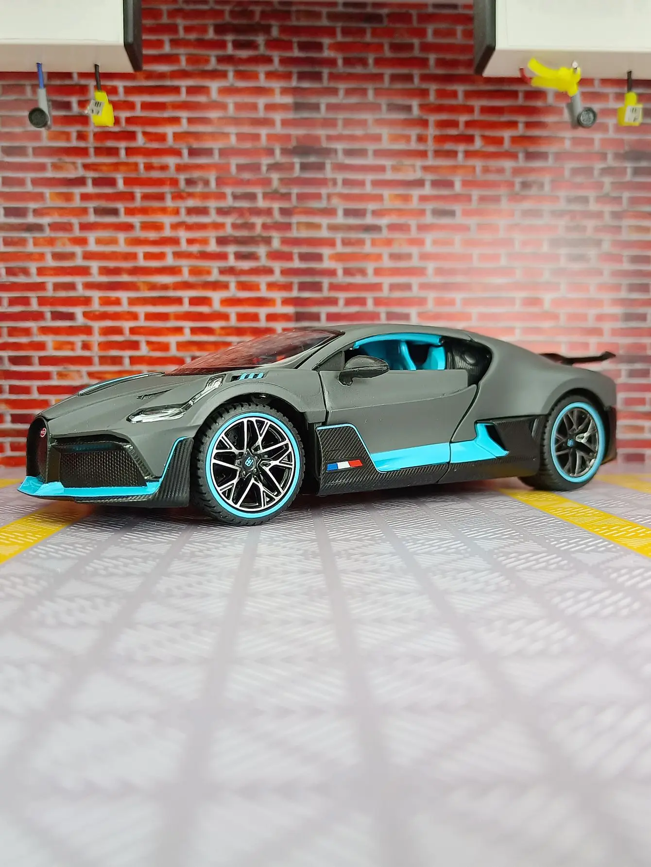 1:24 Bugatti Divo Auto Druckguss Modell Edition Legierung Luxus Fahrzeug Spielzeug Sammlung Geschenk